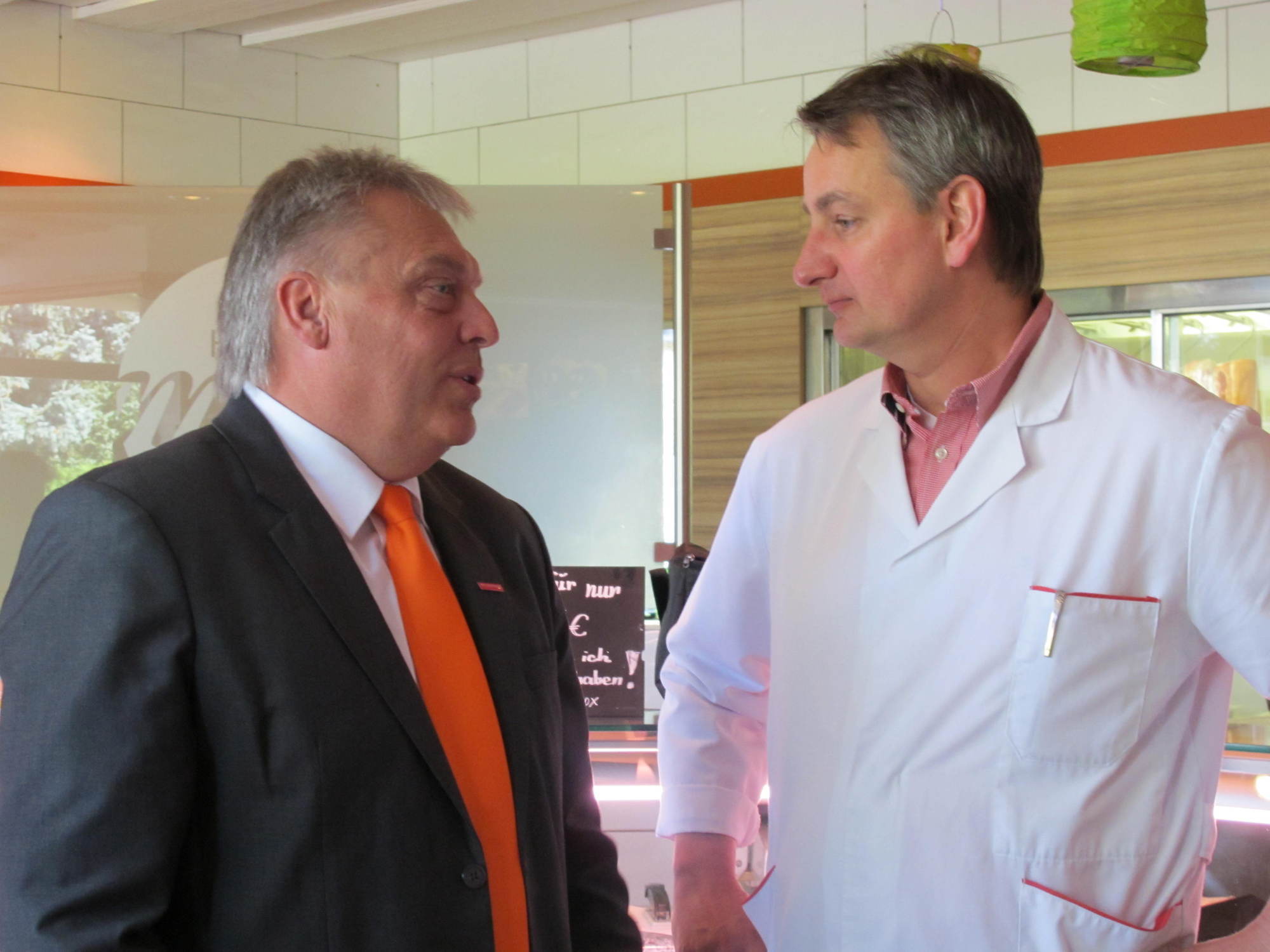 Reichert und Scheufele zu Besuch in der Metzgerei Happacher. Fotos: B4BSCHWABEN