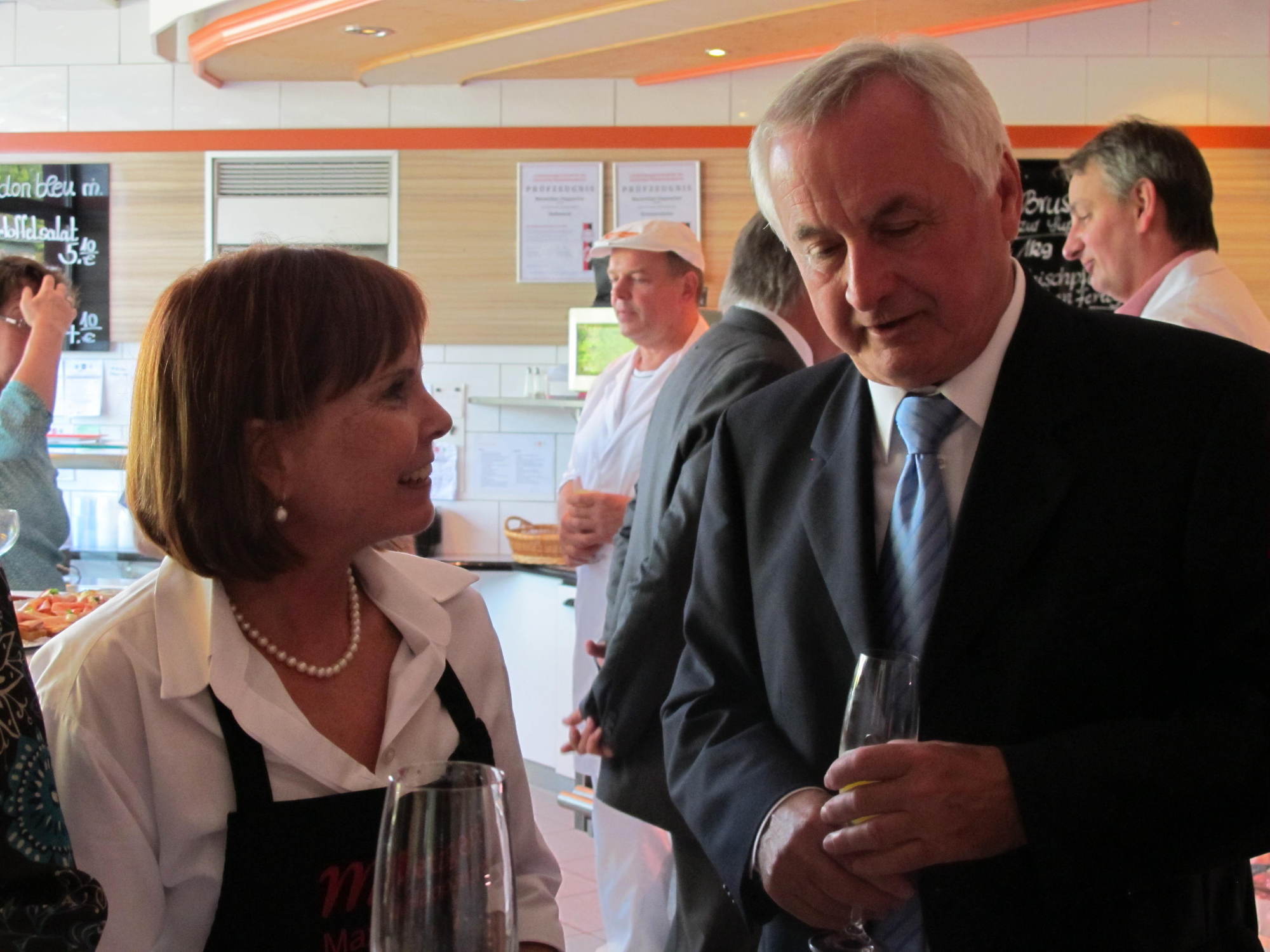Reichert und Scheufele zu Besuch in der Metzgerei Happacher. Fotos: B4BSCHWABEN