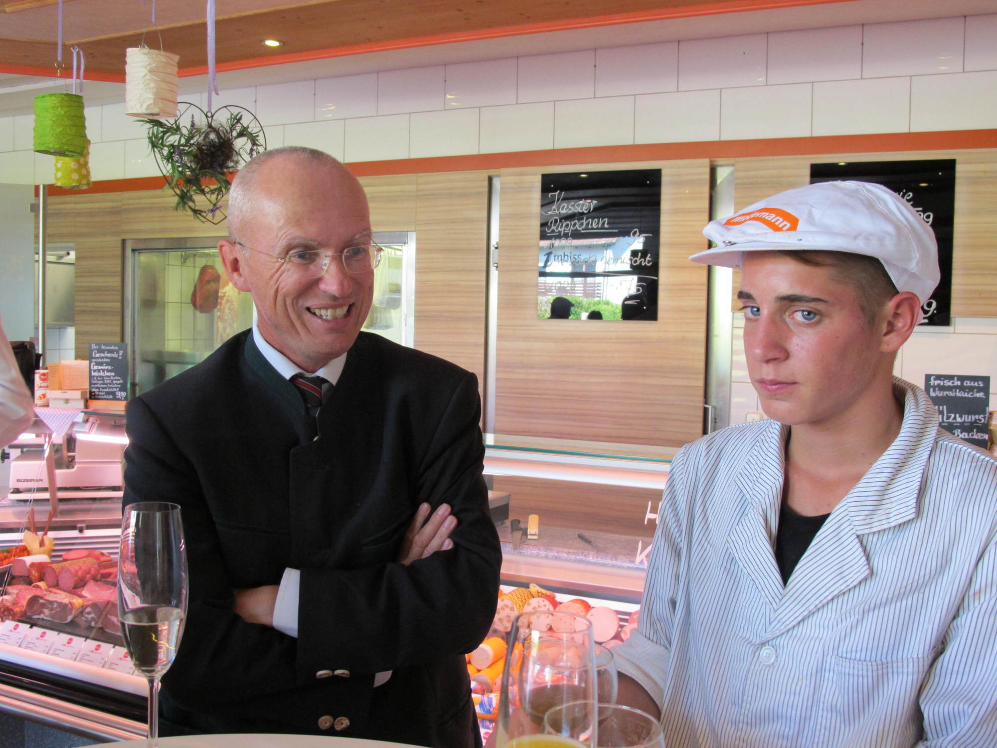 Reichert und Scheufele zu Besuch in der Metzgerei Happacher. Fotos: B4BSCHWABEN