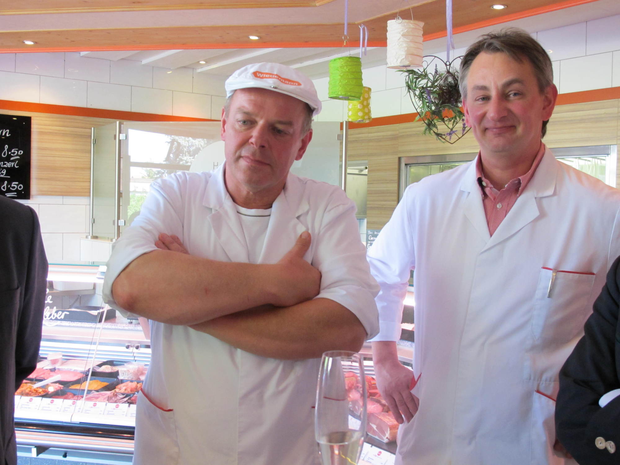 Reichert und Scheufele zu Besuch in der Metzgerei Happacher. Fotos: B4BSCHWABEN