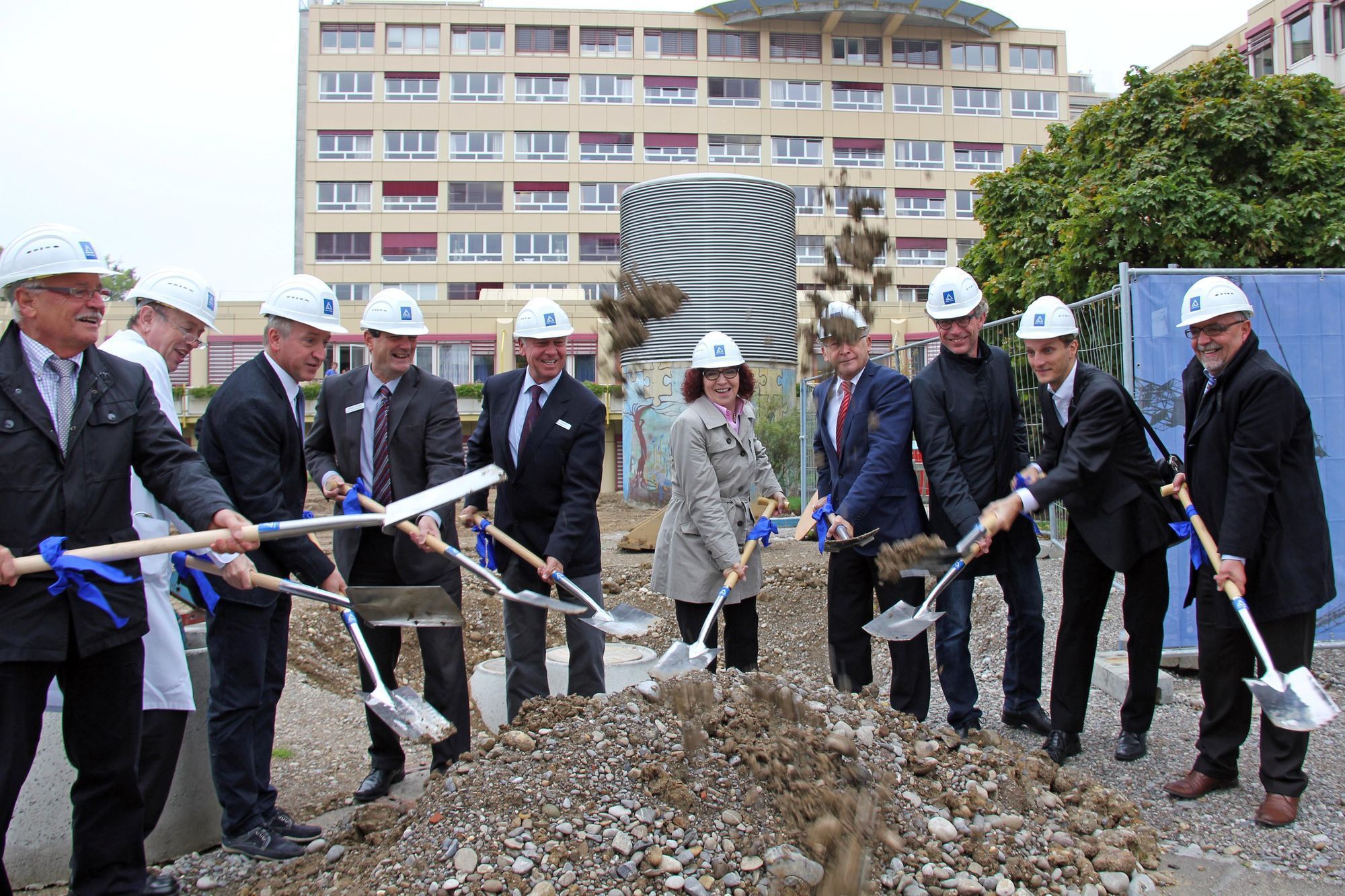 Da packen alle an - Spatenstich für den Neubau des Klinikums. Foto: Klinikum Memmingen