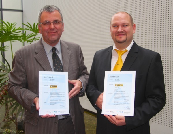 Sven Ender und Stefan Elischer (Qualitätsbeauftragter Logistik) präsentieren die neuen Zertifikate. Foto: Press´n´Relations