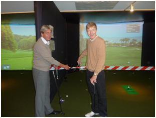 Geschäftsführer Harald Knittel und Pro Achim Steinfurth eröffnen die neue Indoor-Golfanlage. Foto: Bodenseeresidenz