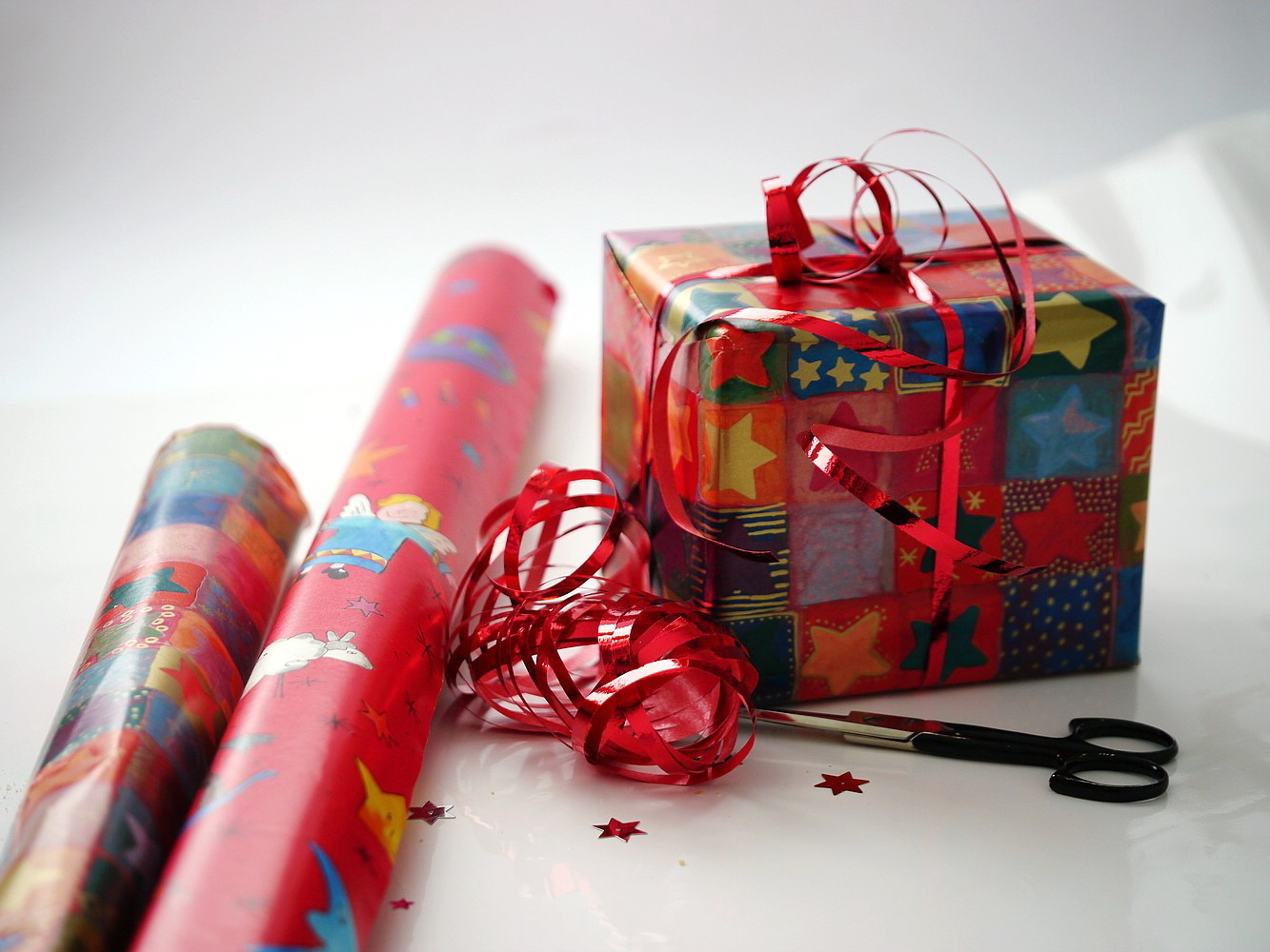Der M-net Shop in Augsburg sammelt "Geschenke mit Herz". Foto: gänseblümchen / pixelio.de