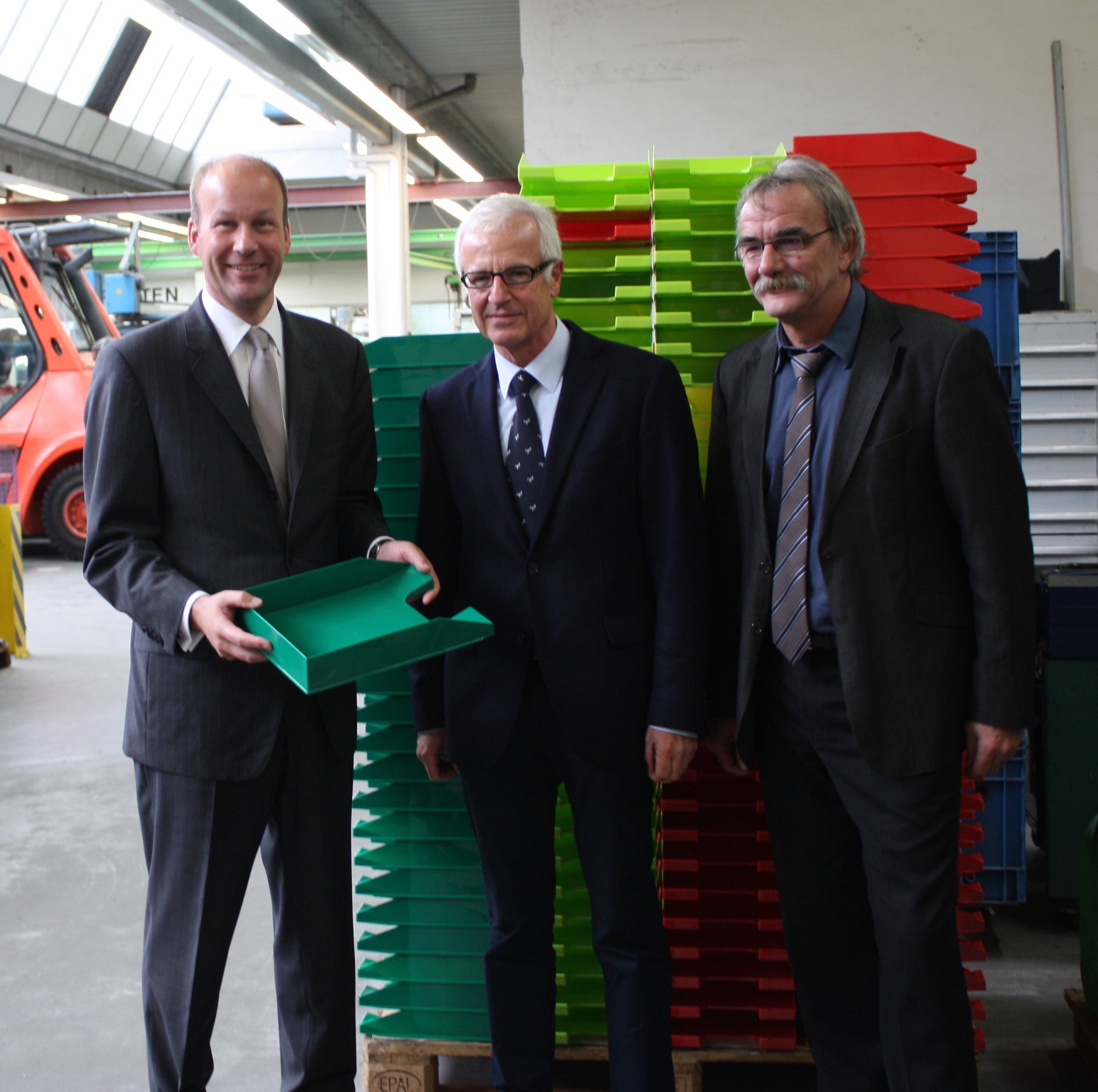 Der Landrat Martin Sailer besuchte mit Bgm. Peter Ziegelmeier den Hersteller für Büroartikel. Foto: LRA Augsburg