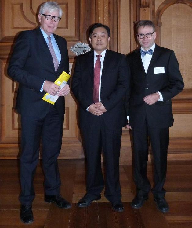 Dr. Söhn, Bie Bixiong und Herr Hehl im Fürstenzimmer des Augsburger Rathauses. Foto: MBL China Consulting GmbH