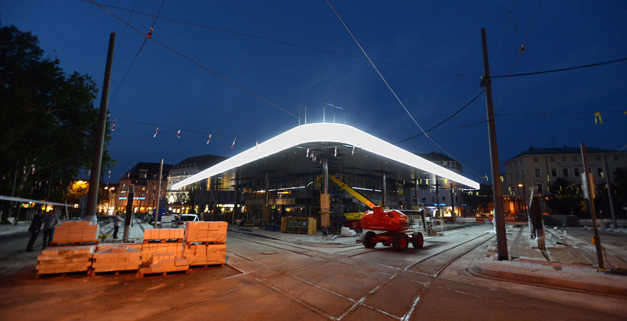 Zu Beginn der Bauphase Kö leuchtete er noch in weiß. Ab heute erstrahlt er in grünem Licht. Foto: swa