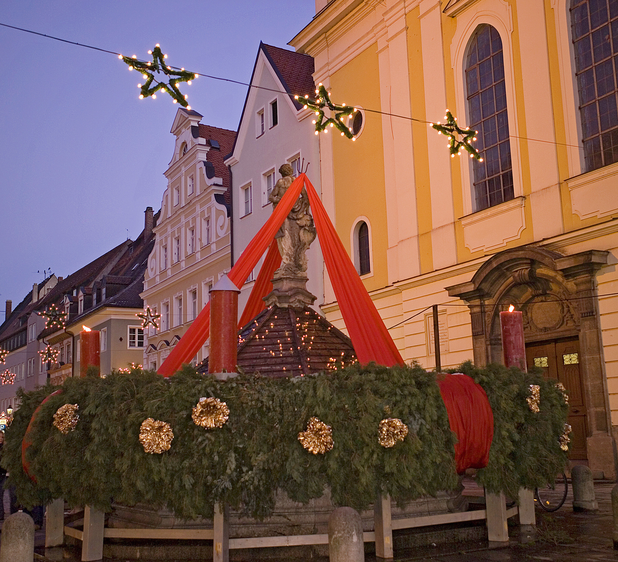 Zwei Meter hohe Kerzen schmücken den riesengroßen Adventskranz in Kaufbeuren. Foto: Stadt Kaufbeuren