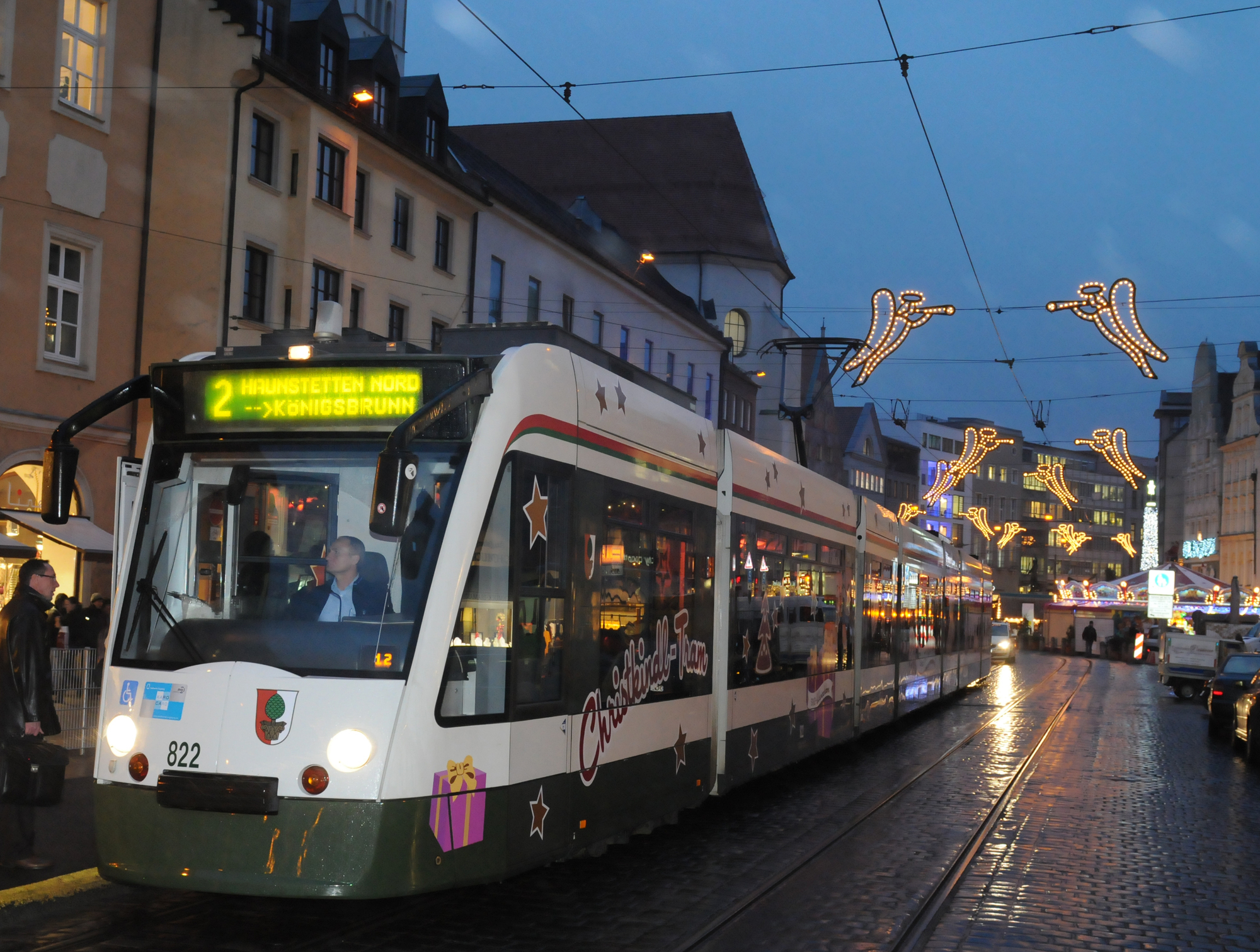 Schon im vergangenen Jahr drehte die swa-Christkindltram ihre Runden durch Ausgburg. Foto: swa/2012