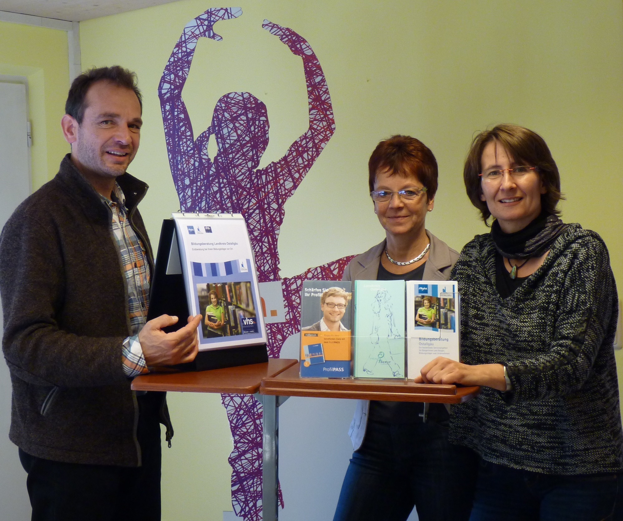 VHS-Leiterin Angela Isop, VHS-Mitarbeiterin Angelika Gapp und Bildungsberater Michael Kühn. Foto: LRA Ostallgäu