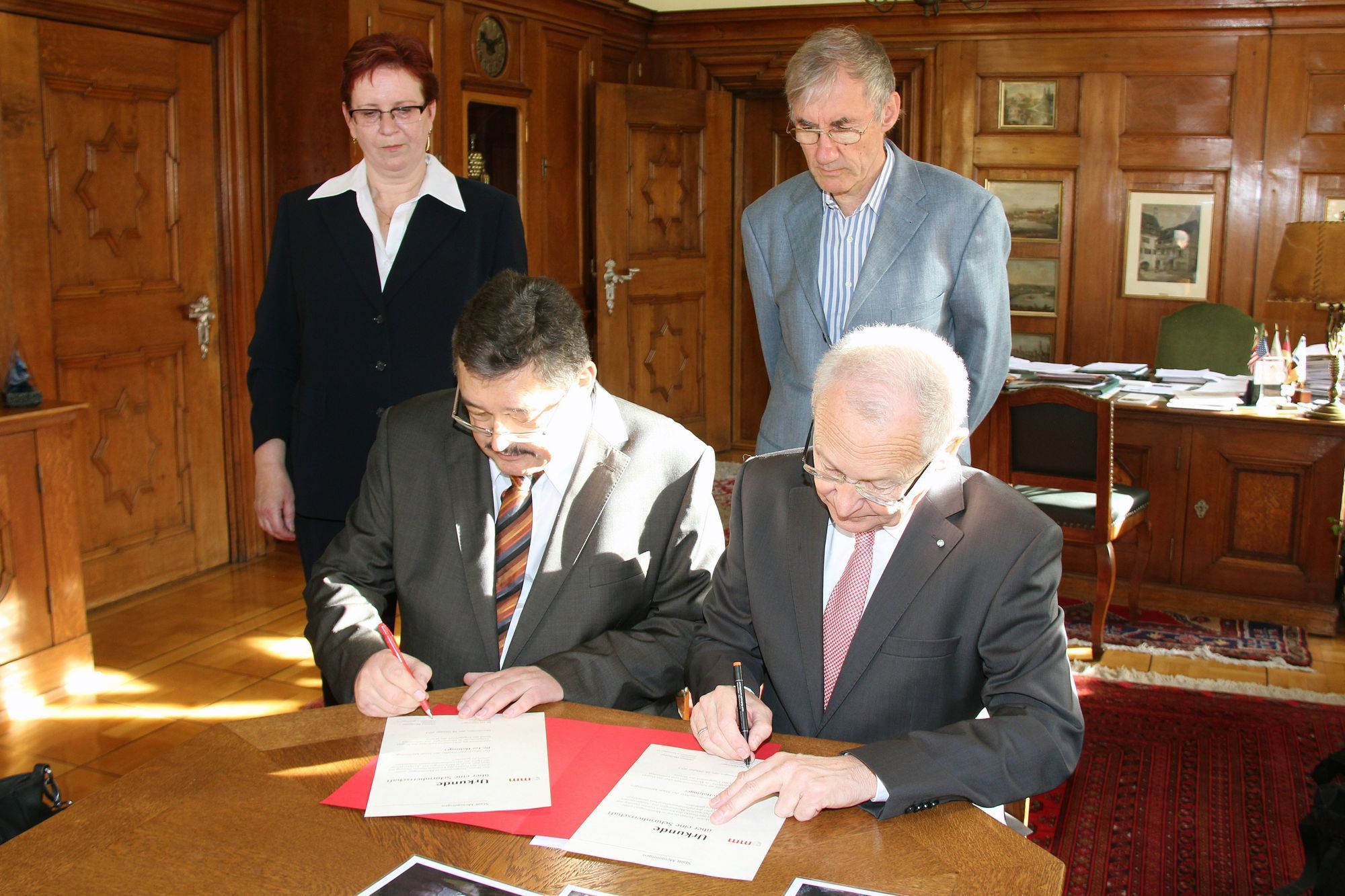 Seit der Unterzeichnung darf sich Dr. Holzinger nun offiziell als Schirmherr des Projekts bezeichnen. Foto: Stadt Memmingen