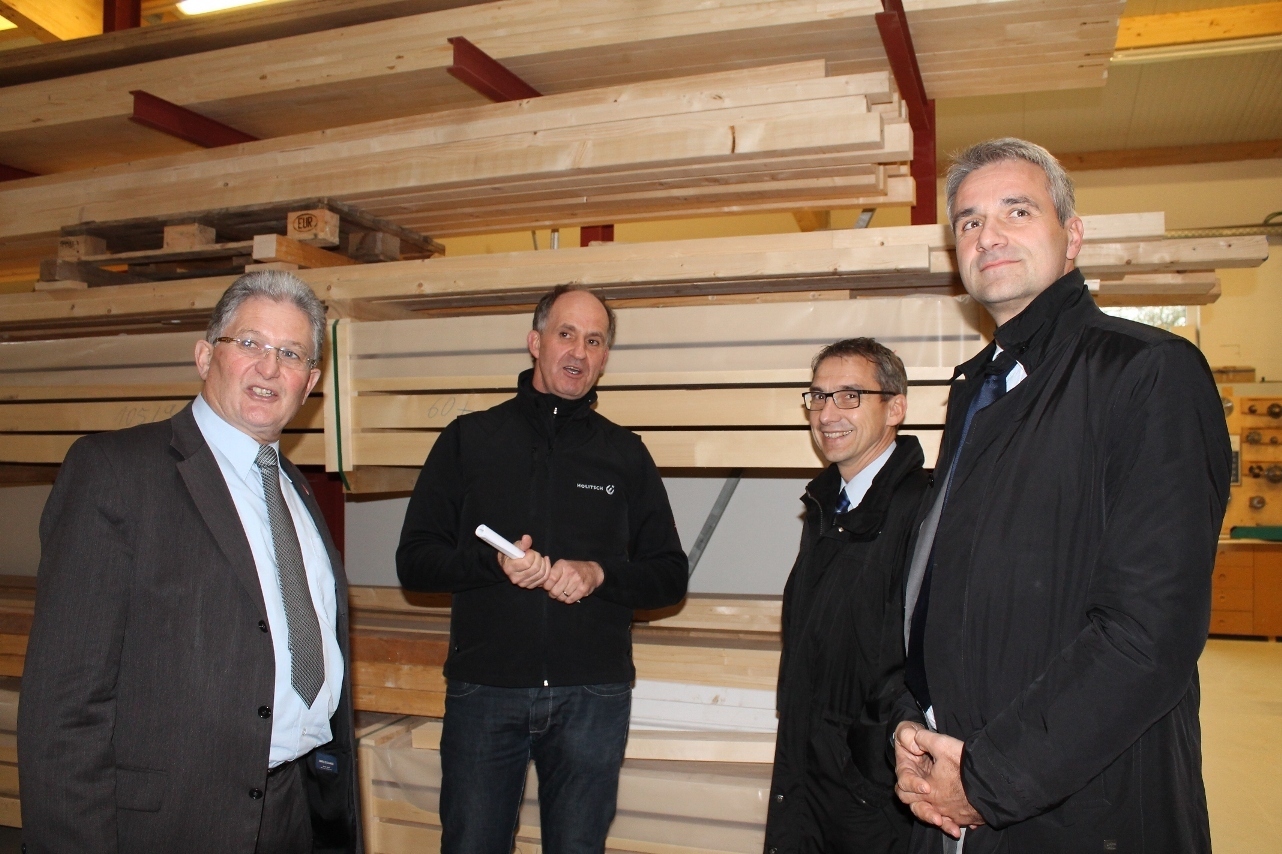 Hier Sehen Sie Anton Gindele, Alois Holitsch, Bruno Walter und Dr. Tobias Mehlich beim Rundgang durch den Betrieb. Foto:HWK Ulm