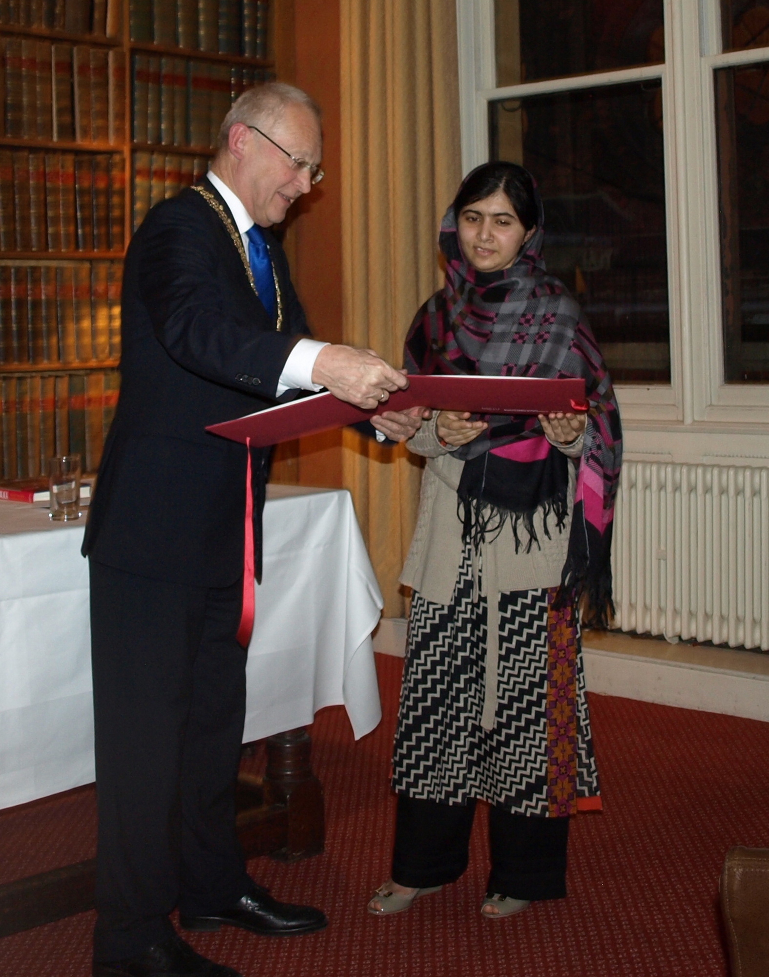 Bürgermeister Dr. Ivo Holzinger übergibt Malala Yousafzai die Urkunde zum "Memminger Freiheitspreis 1525". Foto: Stadt Memmingen