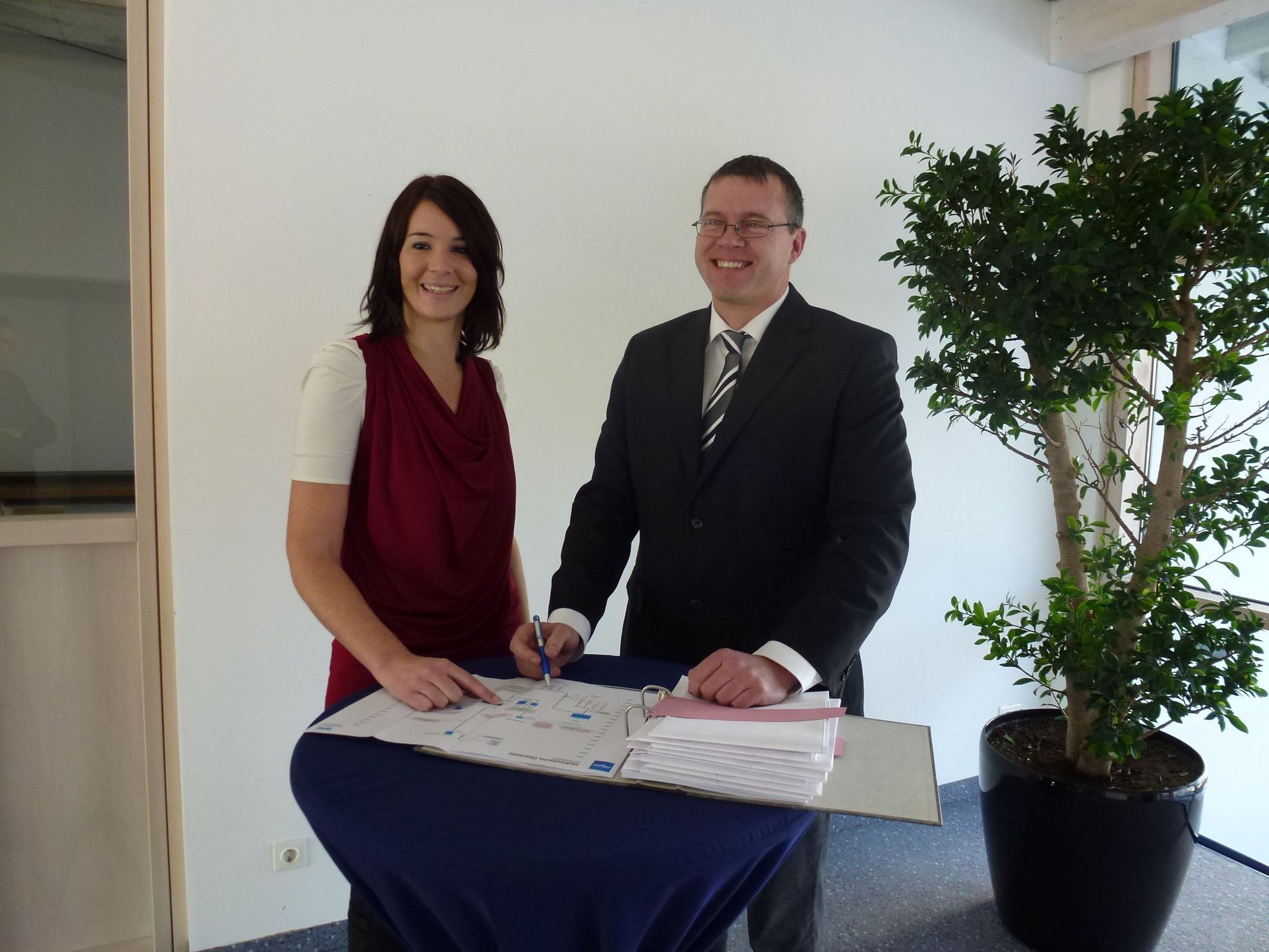 Caroline Moser und Dr. Christian Hellmich freuen sich über die gute Kooperation bei der Fortschreibung des Plans. Foto: Wasserwe