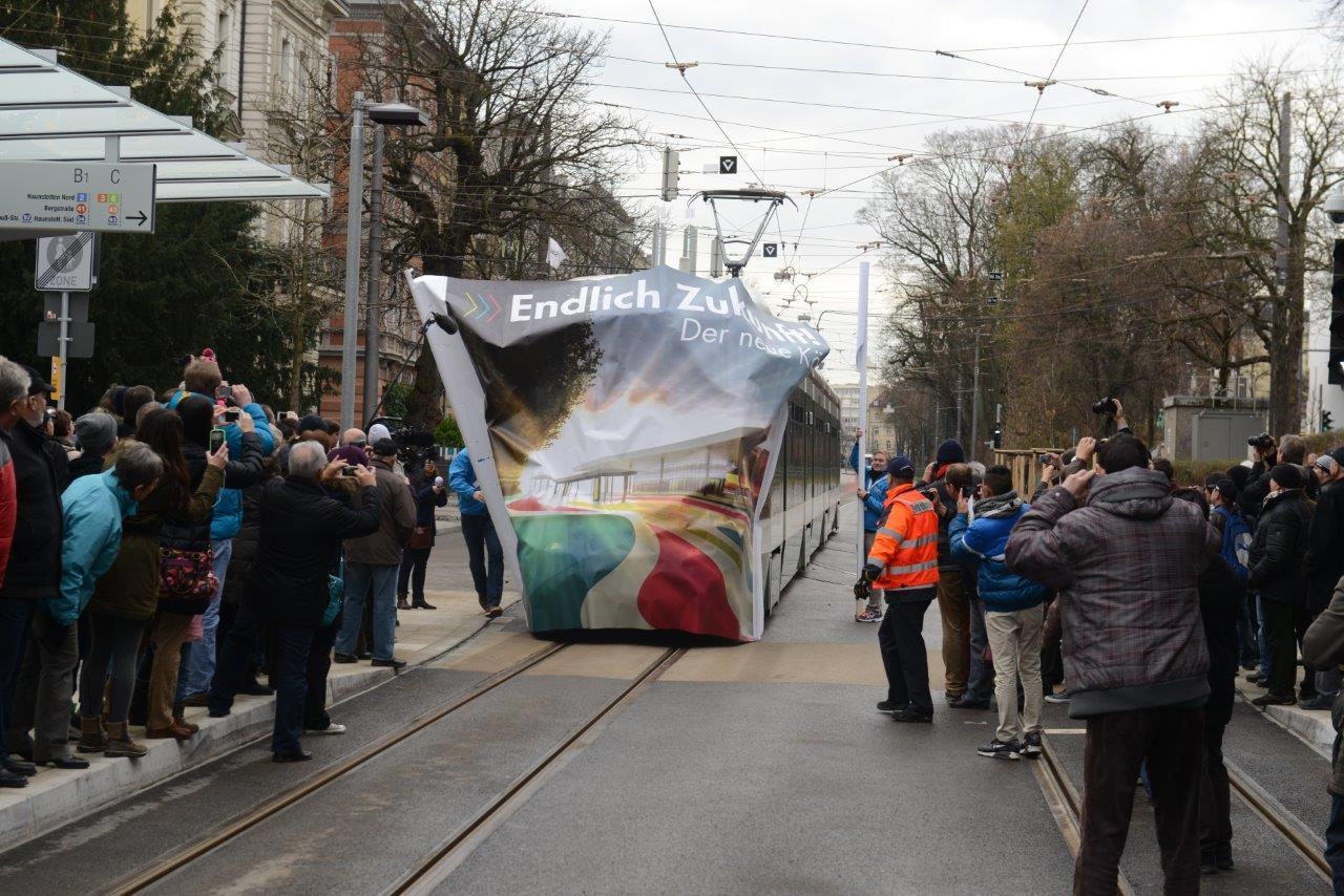 Die gestrige Kö-Eröffnung lockte zehntausende Besucher an das neu gestaltete Gleisdreieck in der Augsburger City, Foto: swa