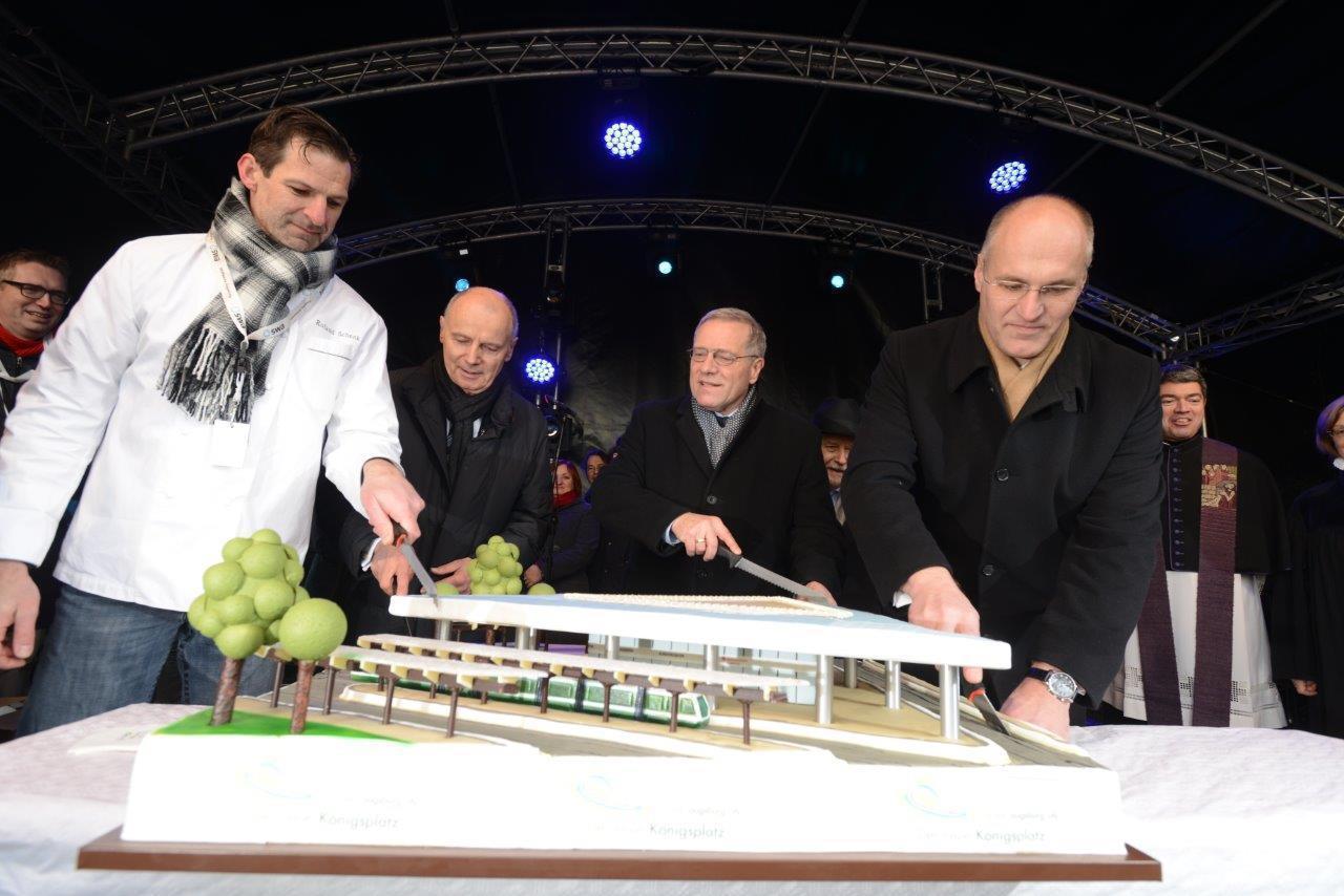 Dr. Claus Gebhardt, Johannes Hintersberger MdL und Dr. Kurt Gribl (ab 2. v. l.) beim Anschneiden der "Kö-Torte", Foto: swa