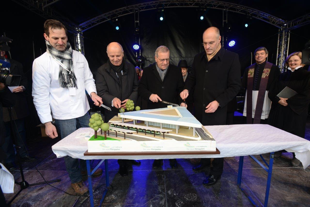 Dr. Claus Gebhardt, Johannes Hintersberger MdL und Dr. Kurt Gribl (ab 2. v. l.) beim Anschneiden der "Kö-Torte", Foto: swa