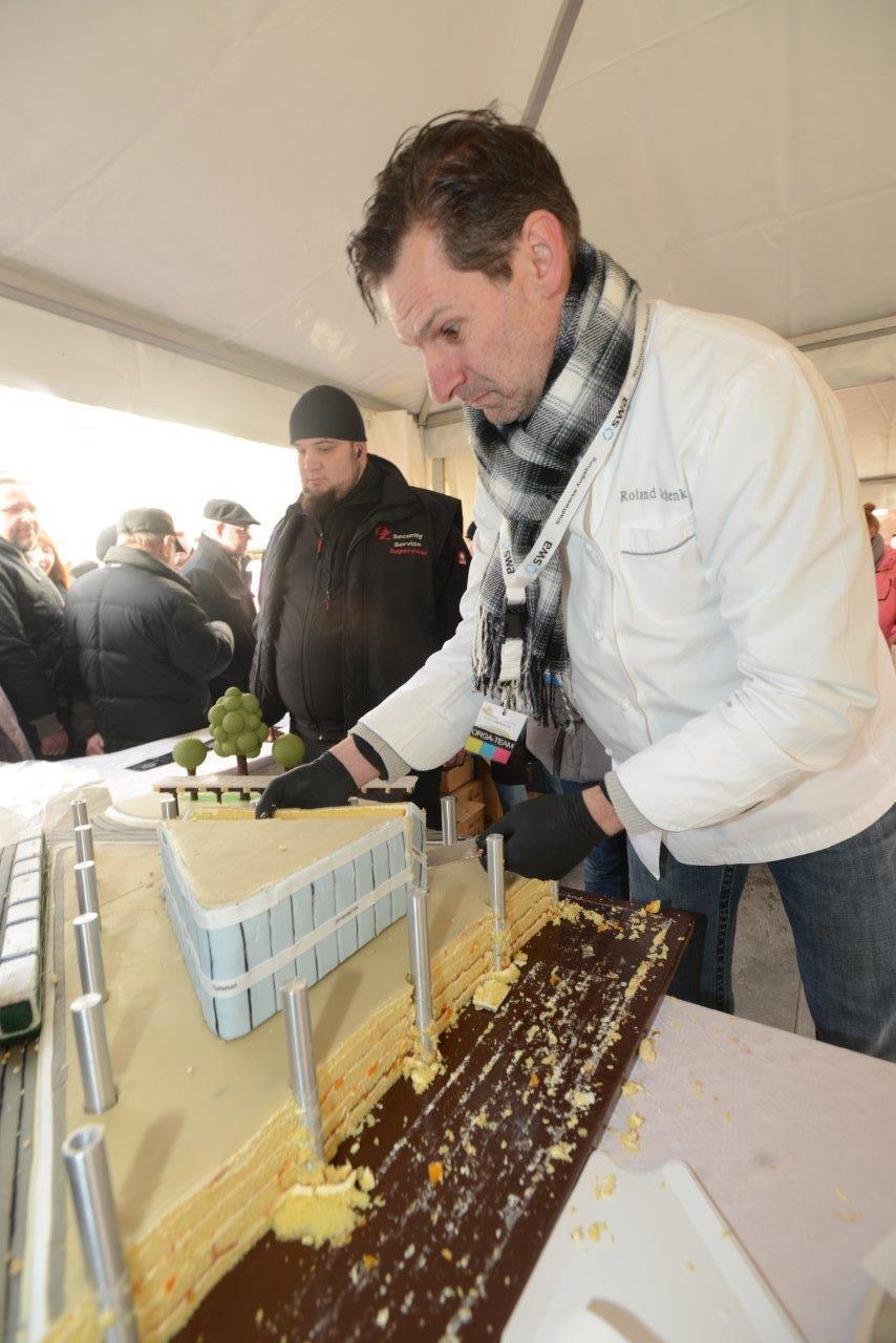Roland Schenk mit seinem Meisterwerk - der Kö-Torte, Foto: swa