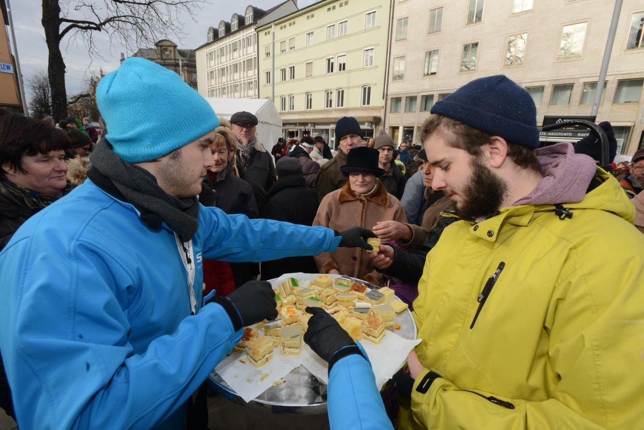 Die gestrige Kö-Eröffnung lockte zehntausende Besucher an das neu gestaltete Gleisdreieck in der Augsburger City, Foto: swa