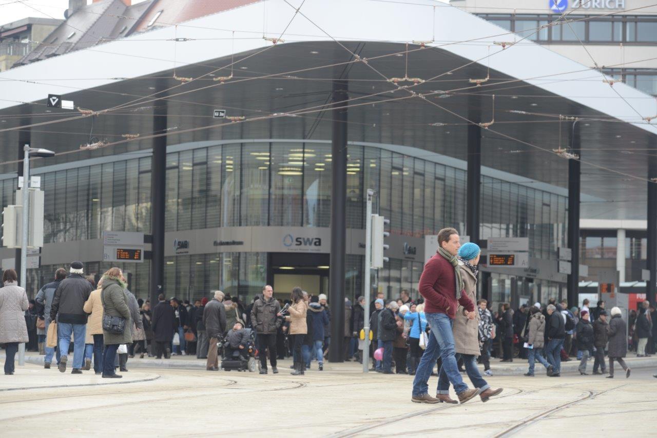 Die gestrige Kö-Eröffnung lockte zehntausende Besucher an das neu gestaltete Gleisdreieck in der Augsburger City, Foto: swa