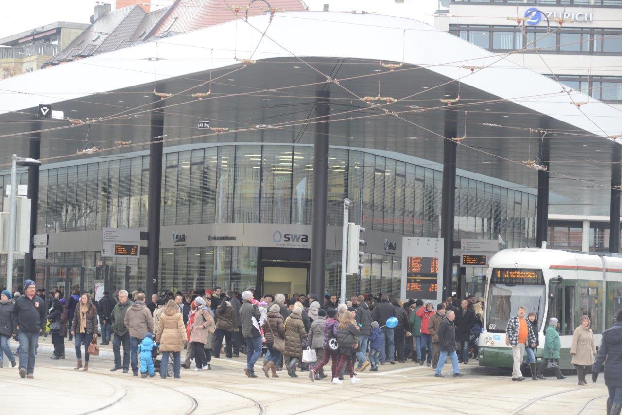 Die gestrige Kö-Eröffnung lockte zehntausende Besucher an das neu gestaltete Gleisdreieck in der Augsburger City, Foto: swa
