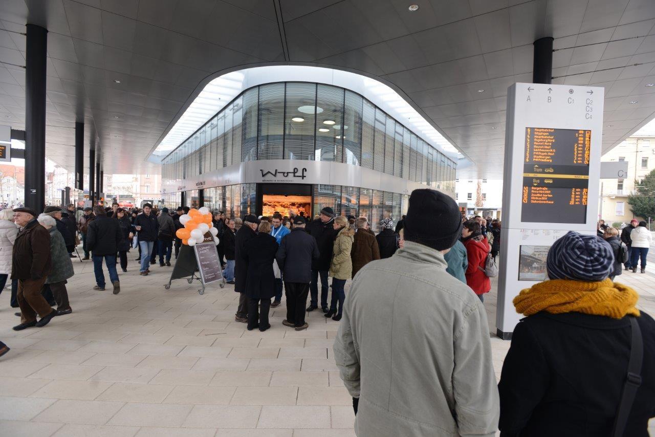 Die gestrige Kö-Eröffnung lockte zehntausende Besucher an das neu gestaltete Gleisdreieck in der Augsburger City, Foto: swa