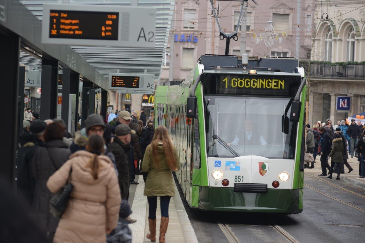 Die gestrige Kö-Eröffnung lockte zehntausende Besucher an das neu gestaltete Gleisdreieck in der Augsburger City, Foto: swa