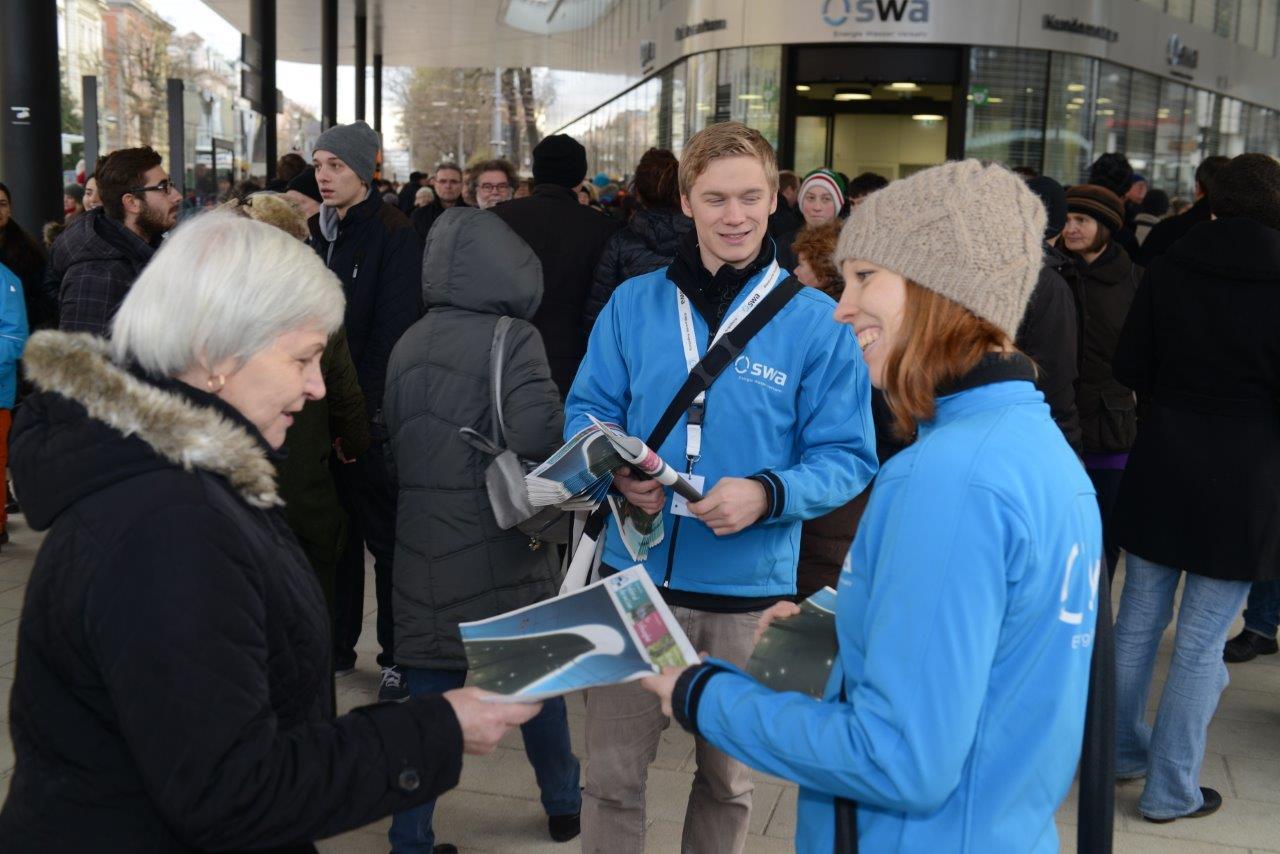 Die gestrige Kö-Eröffnung lockte zehntausende Besucher an das neu gestaltete Gleisdreieck in der Augsburger City, Foto: swa