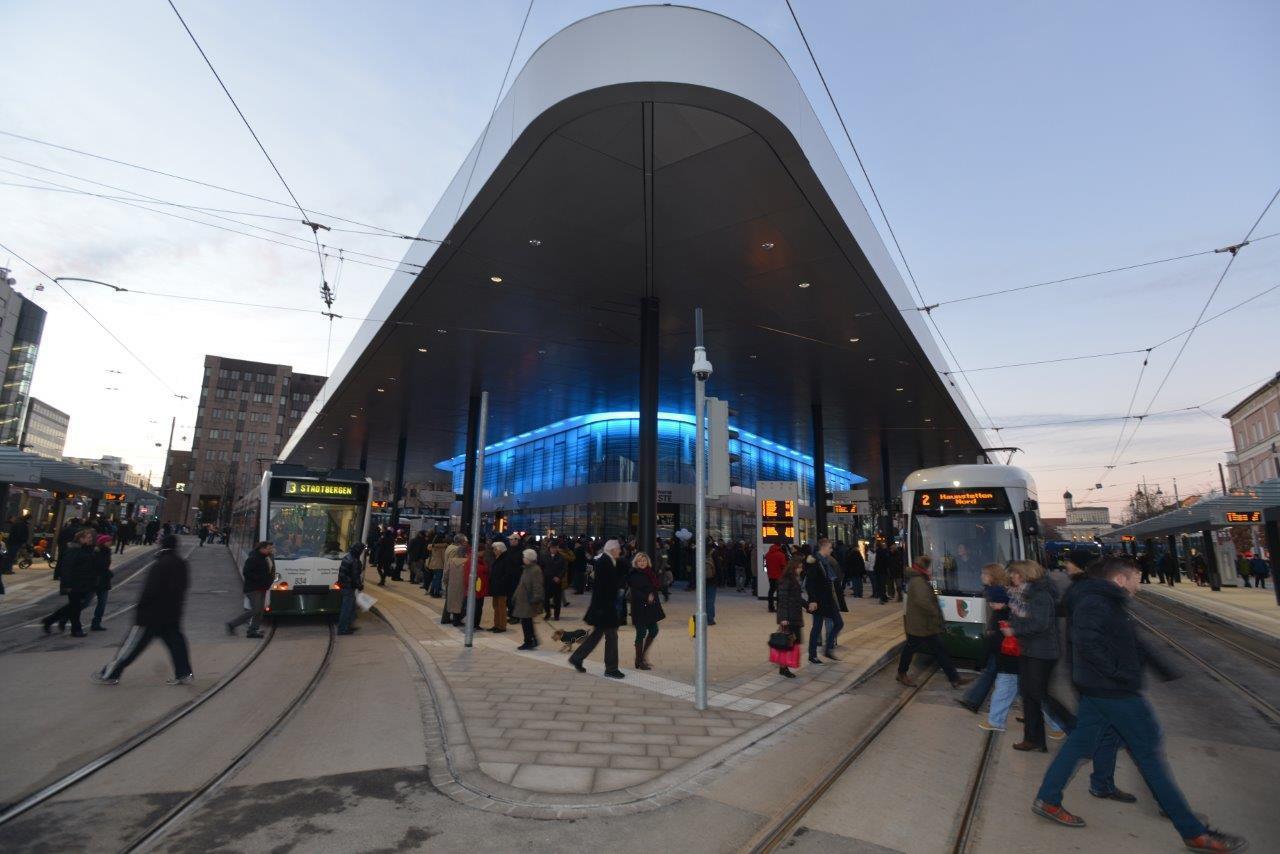 Die gestrige Kö-Eröffnung lockte zehntausende Besucher an das neu gestaltete Gleisdreieck in der Augsburger City, Foto: swa