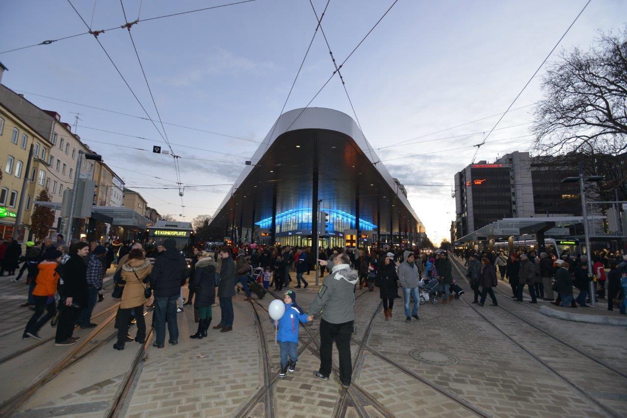 Die gestrige Kö-Eröffnung lockte zehntausende Besucher an das neu gestaltete Gleisdreieck in der Augsburger City, Foto: swa