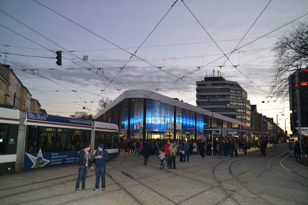 Die gestrige Kö-Eröffnung lockte zehntausende Besucher an das neu gestaltete Gleisdreieck in der Augsburger City, Foto: swa