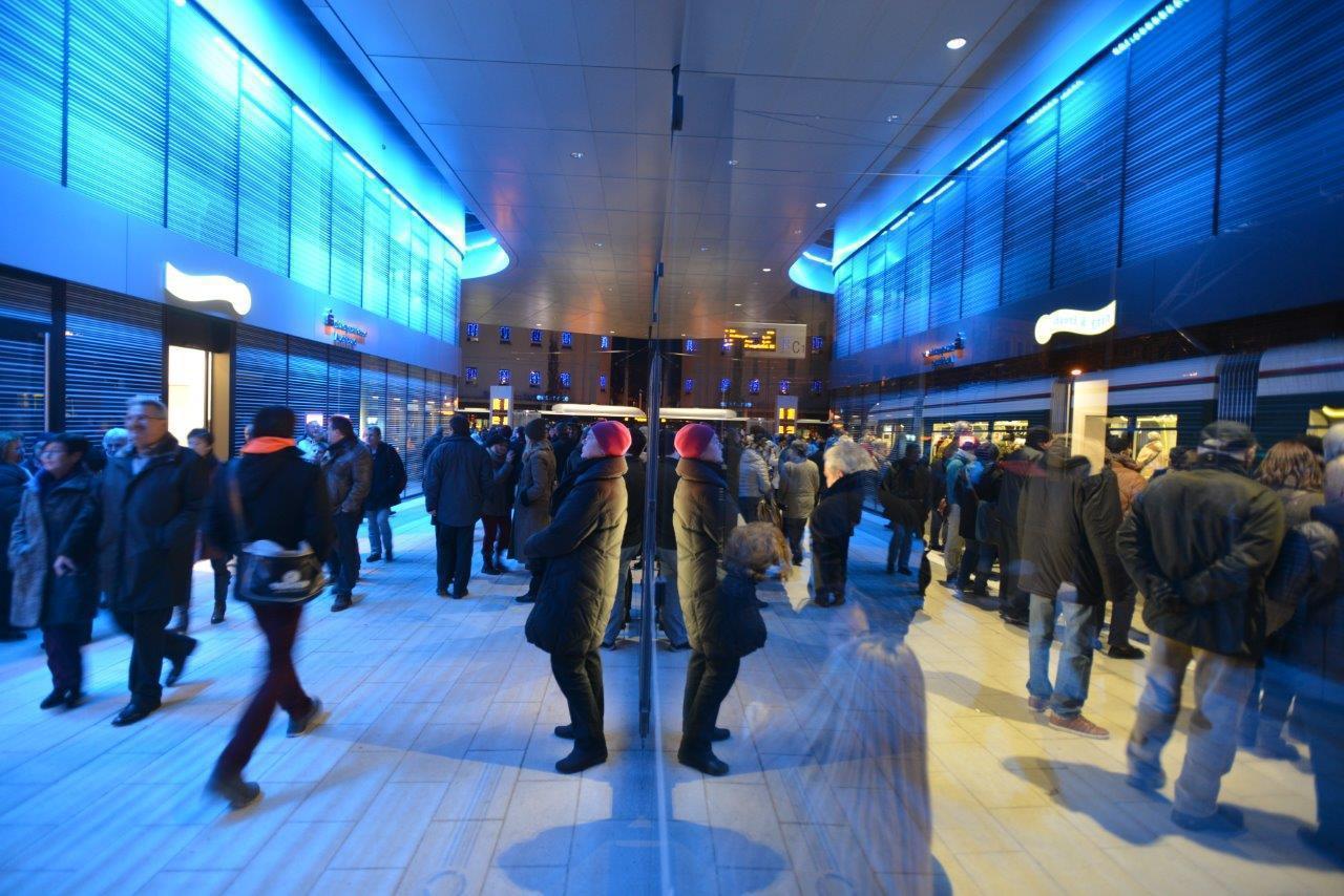 Die gestrige Kö-Eröffnung lockte zehntausende Besucher an das neu gestaltete Gleisdreieck in der Augsburger City, Foto: swa