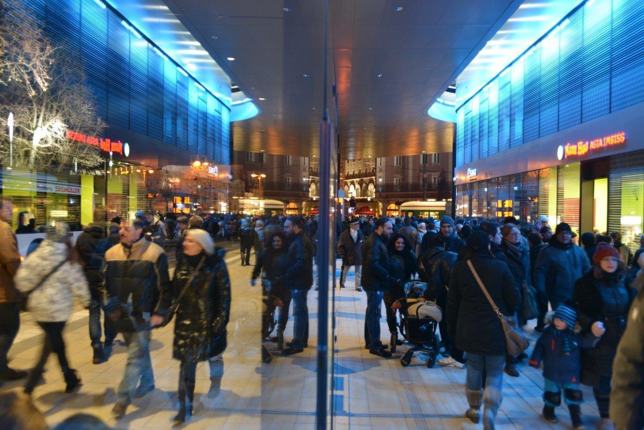 Die gestrige Kö-Eröffnung lockte zehntausende Besucher an das neu gestaltete Gleisdreieck in der Augsburger City, Foto: swa