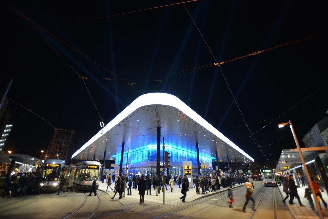 Die gestrige Kö-Eröffnung lockte zehntausende Besucher an das neu gestaltete Gleisdreieck in der Augsburger City, Foto: swa