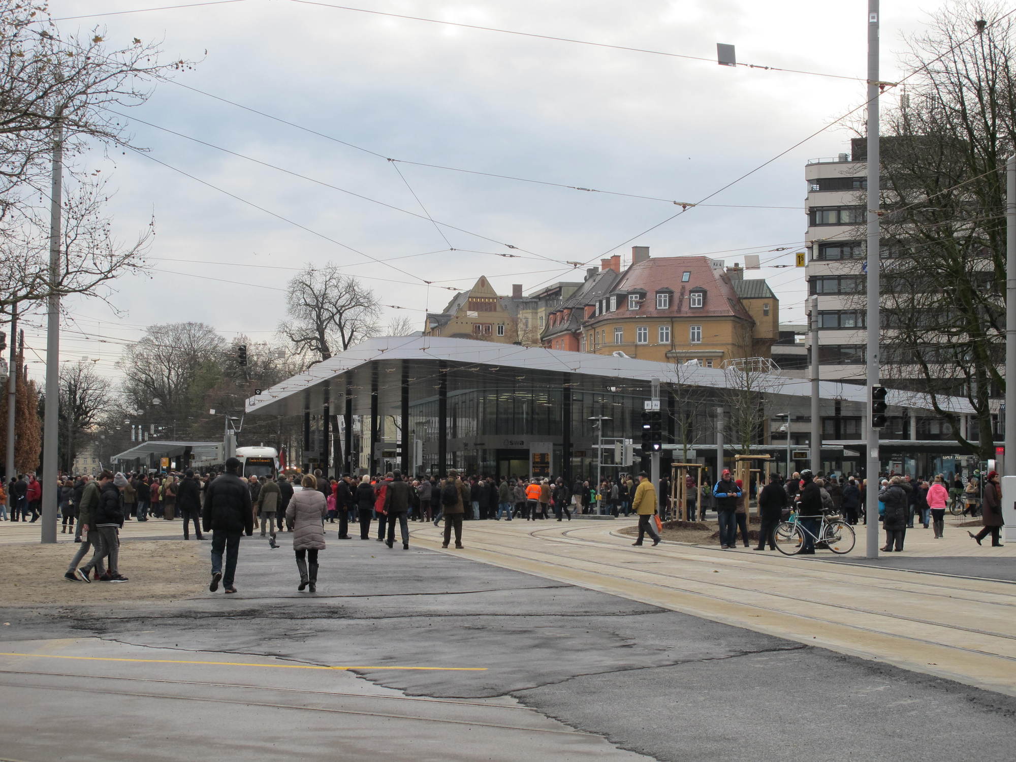 Die gestrige Kö-Eröffnung lockte zehntausende Besucher an das neu gestaltete Gleisdreieck in der Augsburger City, Foto: B4B SCHW