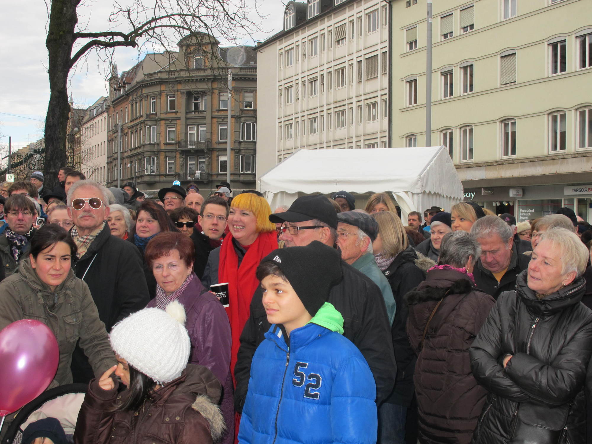 Claudia Roth, Vizepräsidentin des Deutschen Bundestags (Mitte), bei der Eröffnung des Königsplatzes in Augsburg, Foto: swa