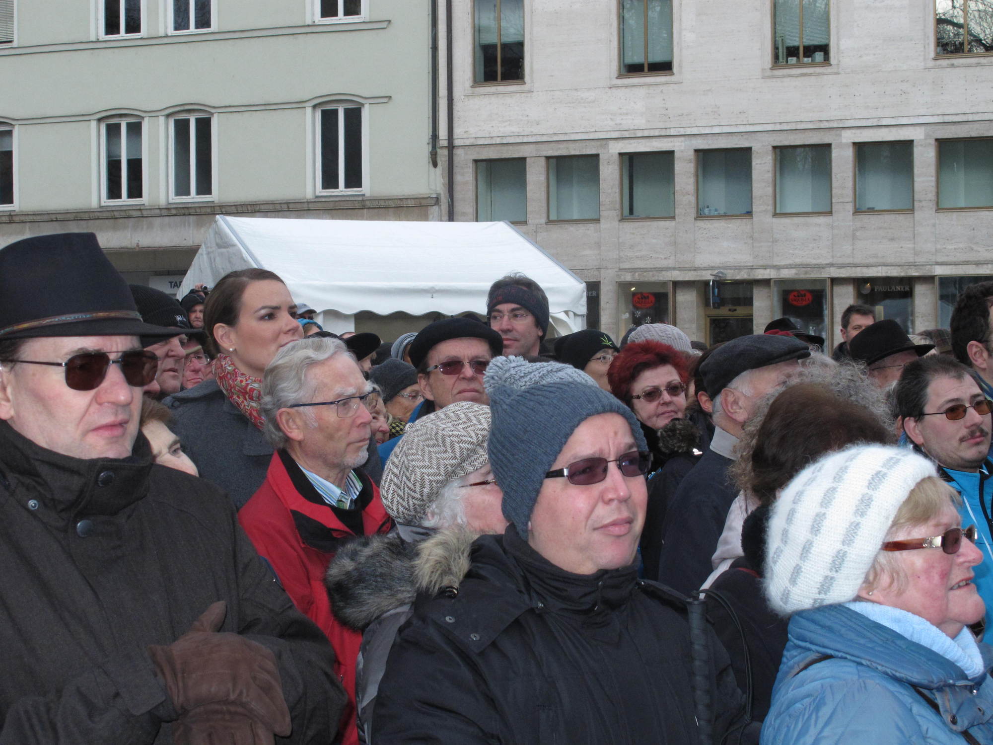 Die Wirtschaftsreferenten der Stadt Augsburg Eva Weber (hi. l.) unter den Kö-Besuchern am Eröffnungstag, Foto: B4B SCHWABEN