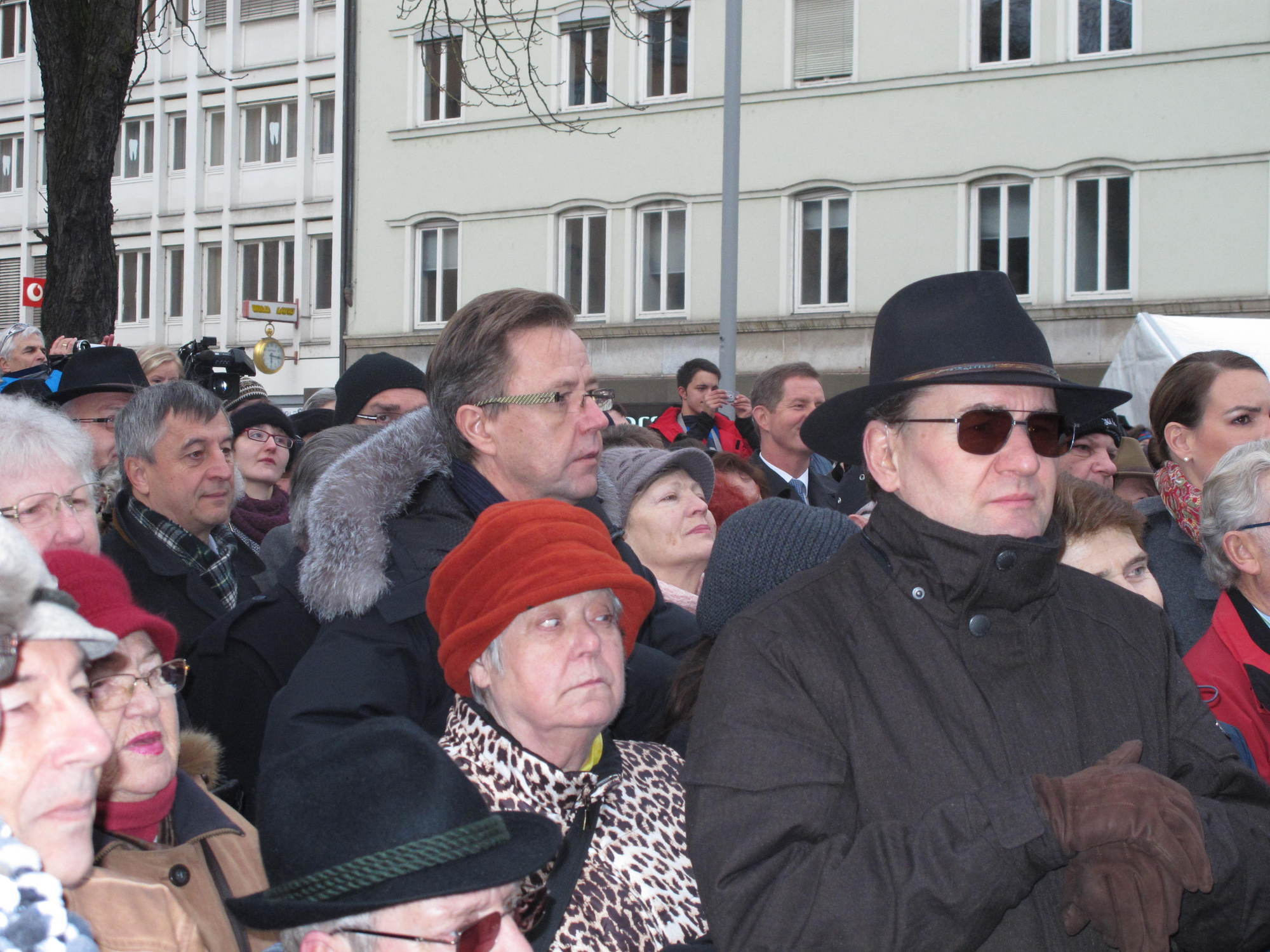 Der Augsburger Baureferent Gerd Merkle (Mitte) unter den Schaulustigen bei der Kö-Eröffnung, Foto: B4B SCHWABEN