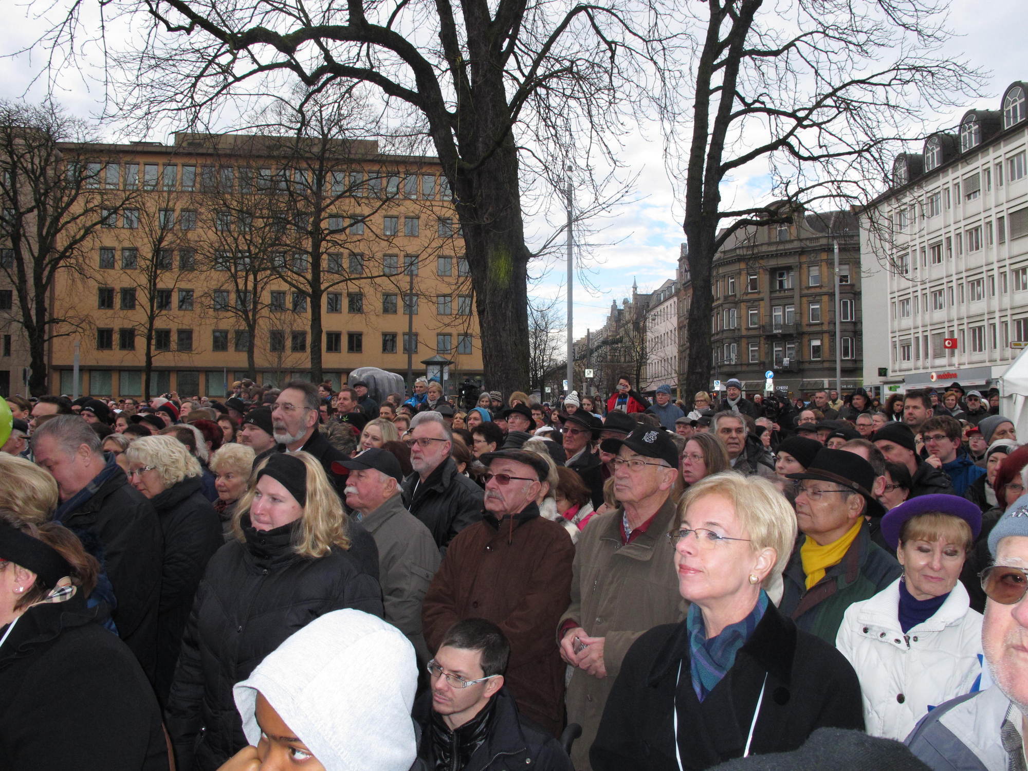 Die gestrige Kö-Eröffnung lockte zehntausende Besucher an das neu gestaltete Gleisdreieck in der Augsburger City, Foto: B4B SCHW