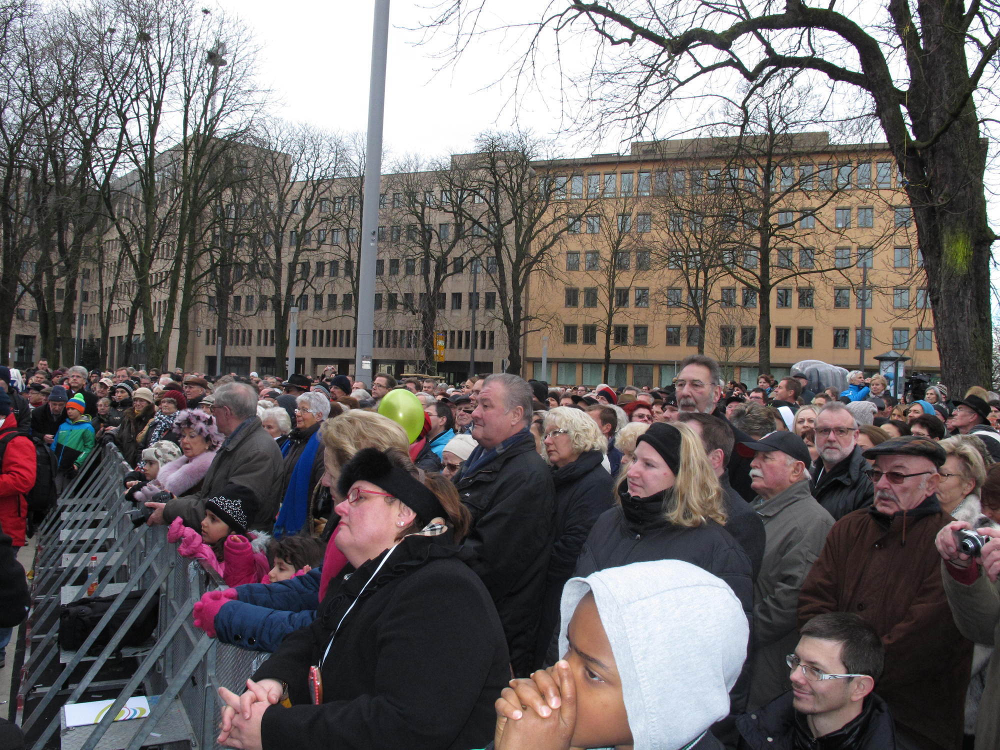 Die gestrige Kö-Eröffnung lockte zehntausende Besucher an das neu gestaltete Gleisdreieck in der Augsburger City, Foto: B4B SCHW