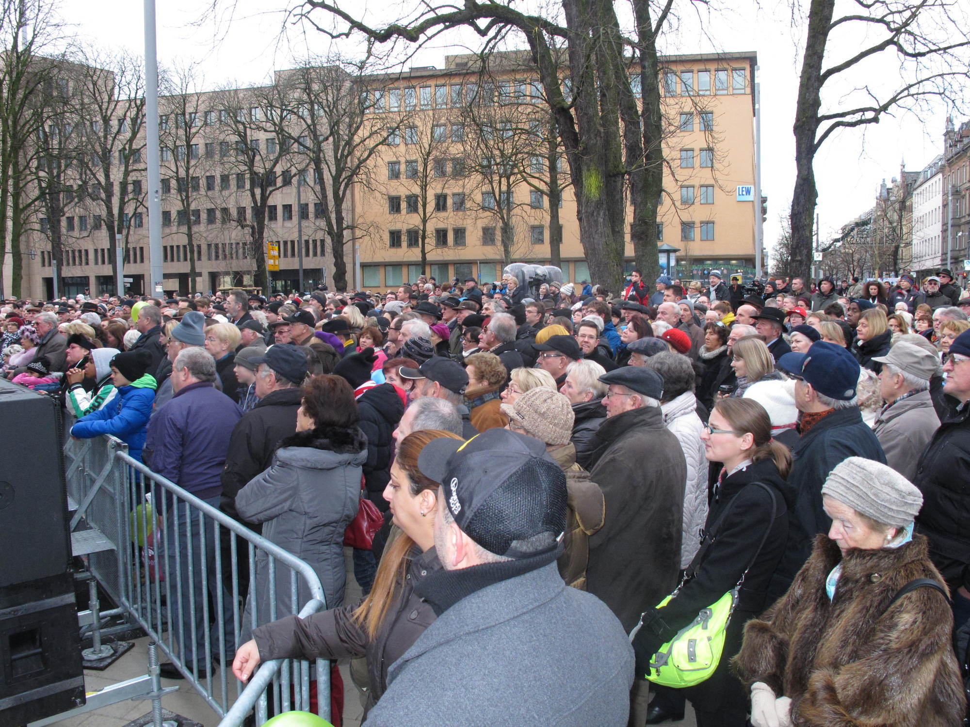 Die gestrige Kö-Eröffnung lockte zehntausende Besucher an das neu gestaltete Gleisdreieck in der Augsburger City, Foto: B4B SCHW