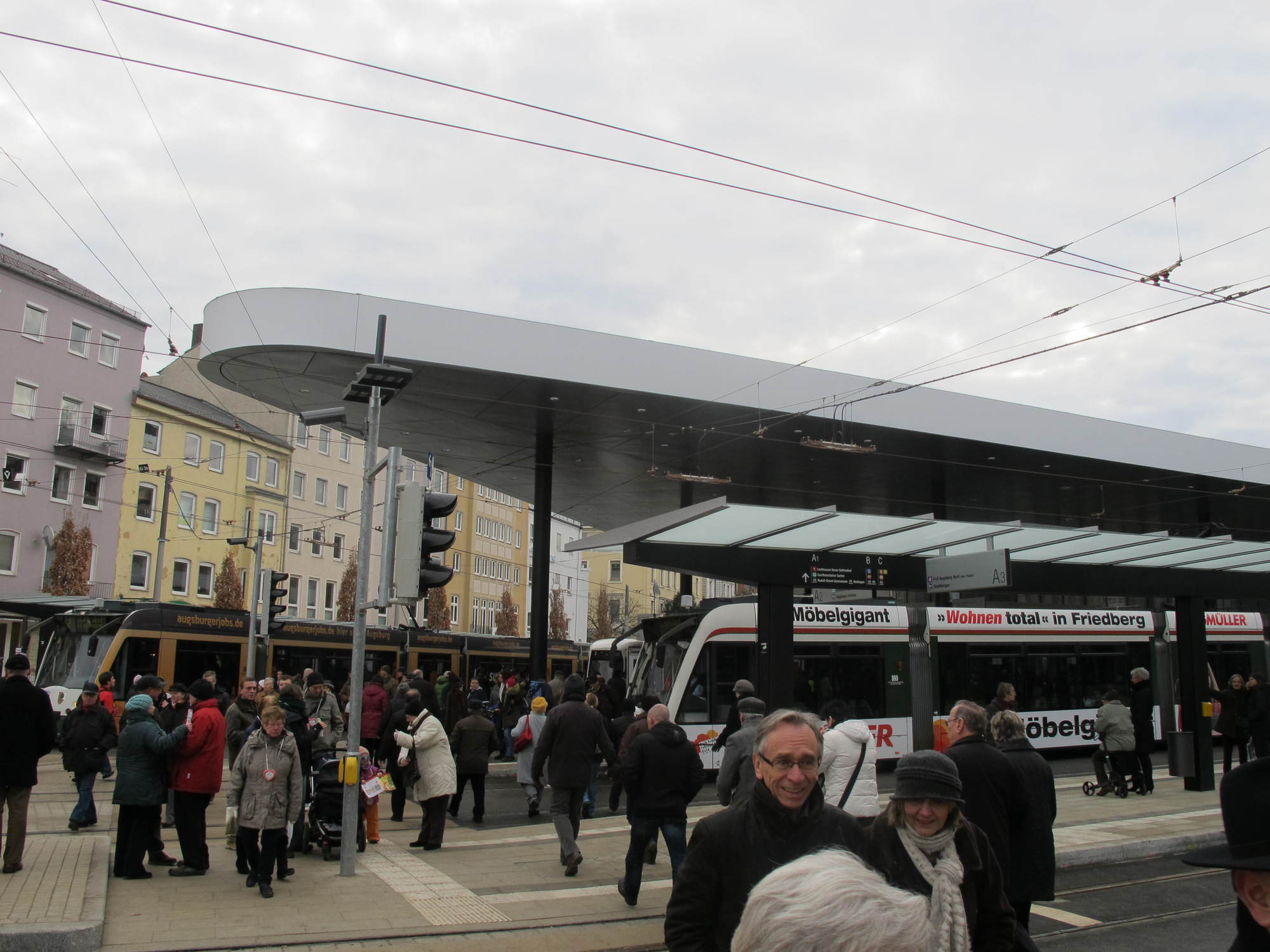 Die gestrige Kö-Eröffnung lockte zehntausende Besucher an das neu gestaltete Gleisdreieck in der Augsburger City, Foto: B4B SCHW