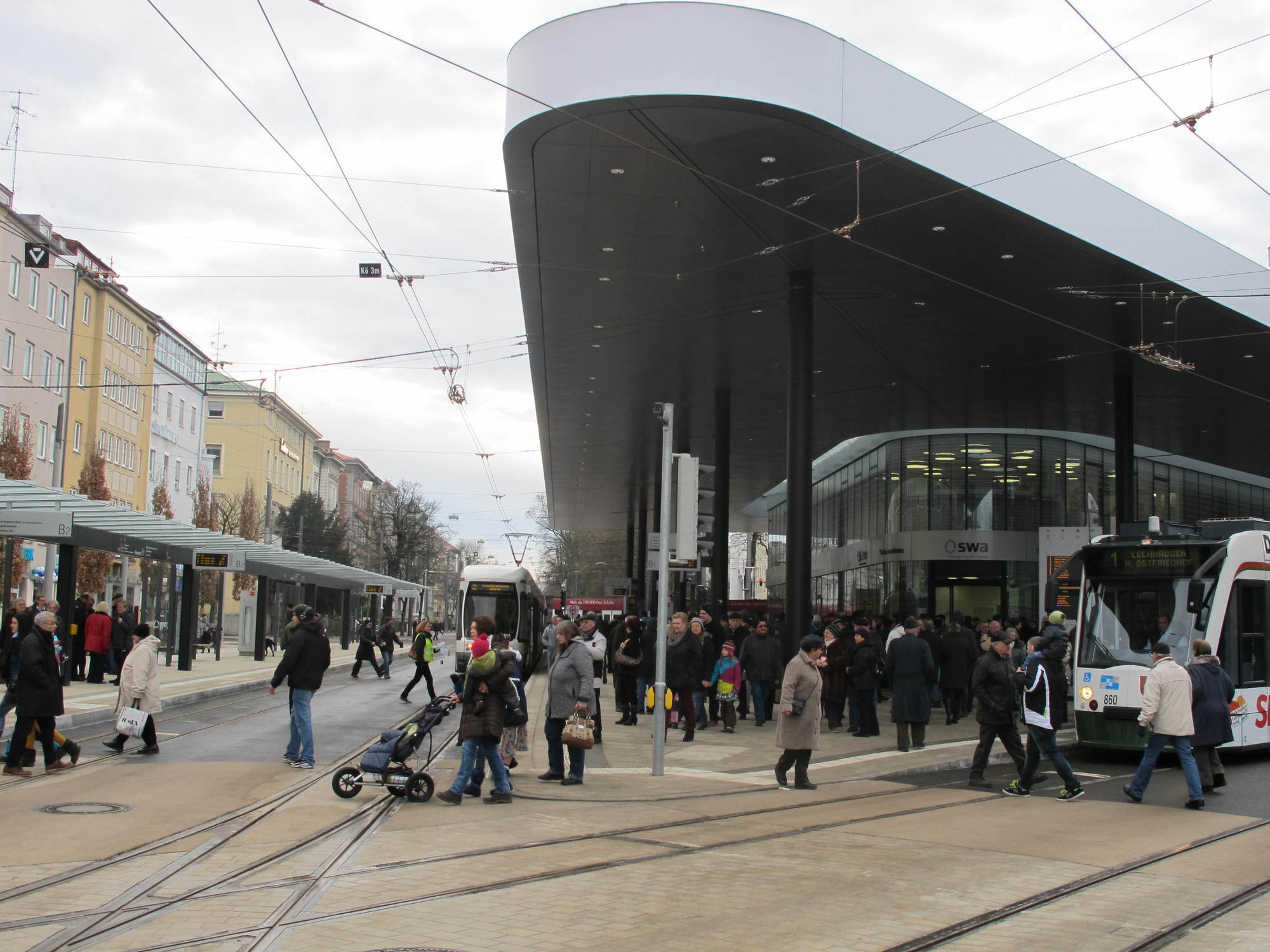 Die gestrige Kö-Eröffnung lockte zehntausende Besucher an das neu gestaltete Gleisdreieck in der Augsburger City, Foto: B4B SCHW