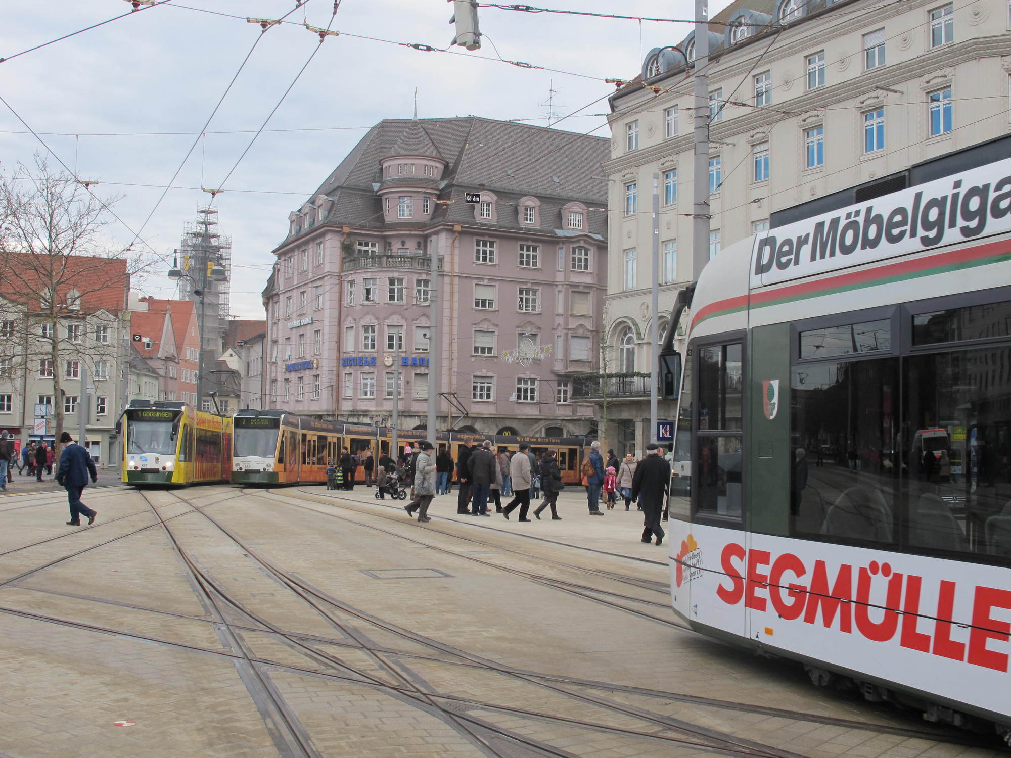 Die gestrige Kö-Eröffnung lockte zehntausende Besucher an das neu gestaltete Gleisdreieck in der Augsburger City, Foto: B4B SCHW