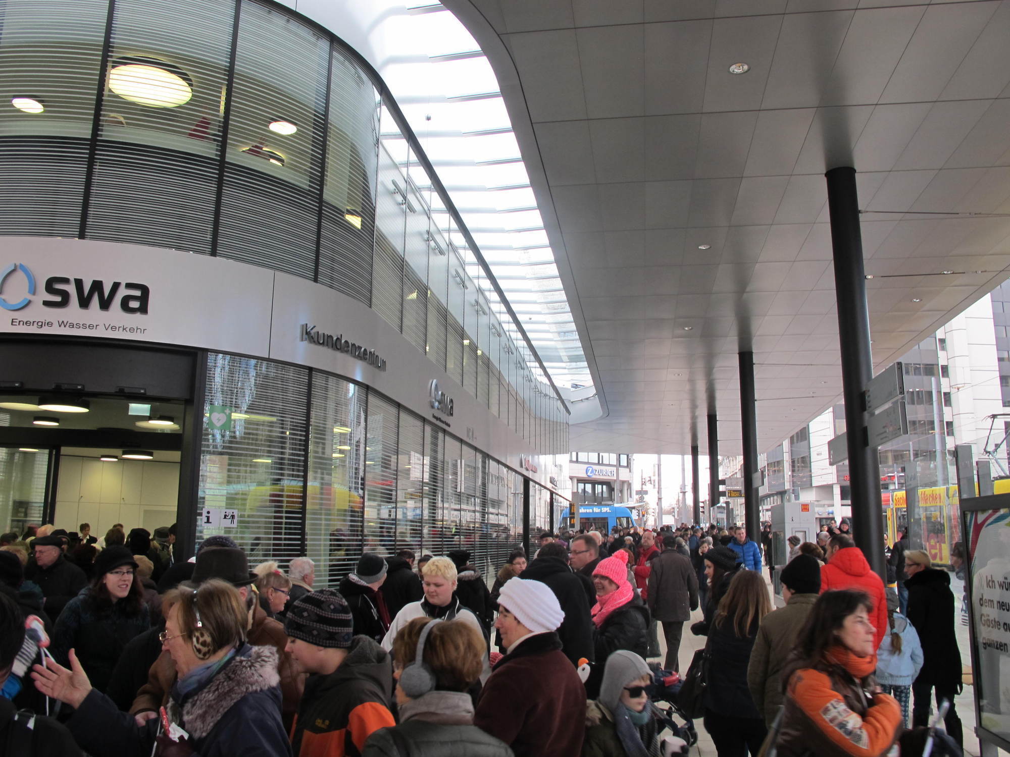 Die gestrige Kö-Eröffnung lockte zehntausende Besucher an das neu gestaltete Gleisdreieck in der Augsburger City, Foto: B4B SCHW