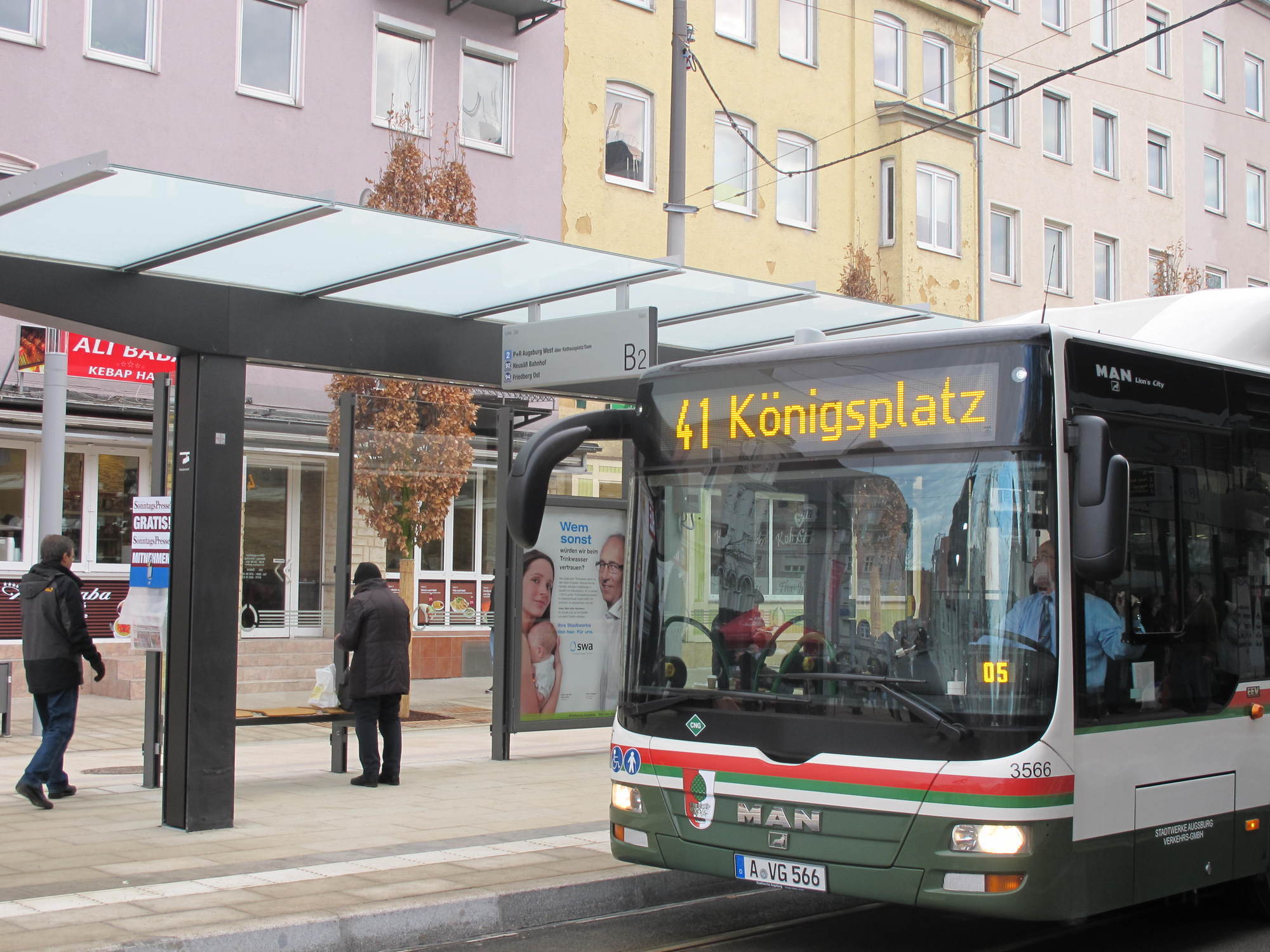 Die gestrige Kö-Eröffnung lockte zehntausende Besucher an das neu gestaltete Gleisdreieck in der Augsburger City, Foto: B4B SCHW