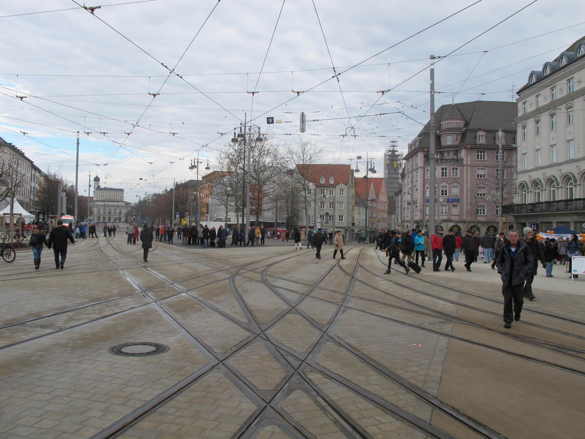 Die gestrige Kö-Eröffnung lockte zehntausende Besucher an das neu gestaltete Gleisdreieck in der Augsburger City, Foto: B4B SCHW
