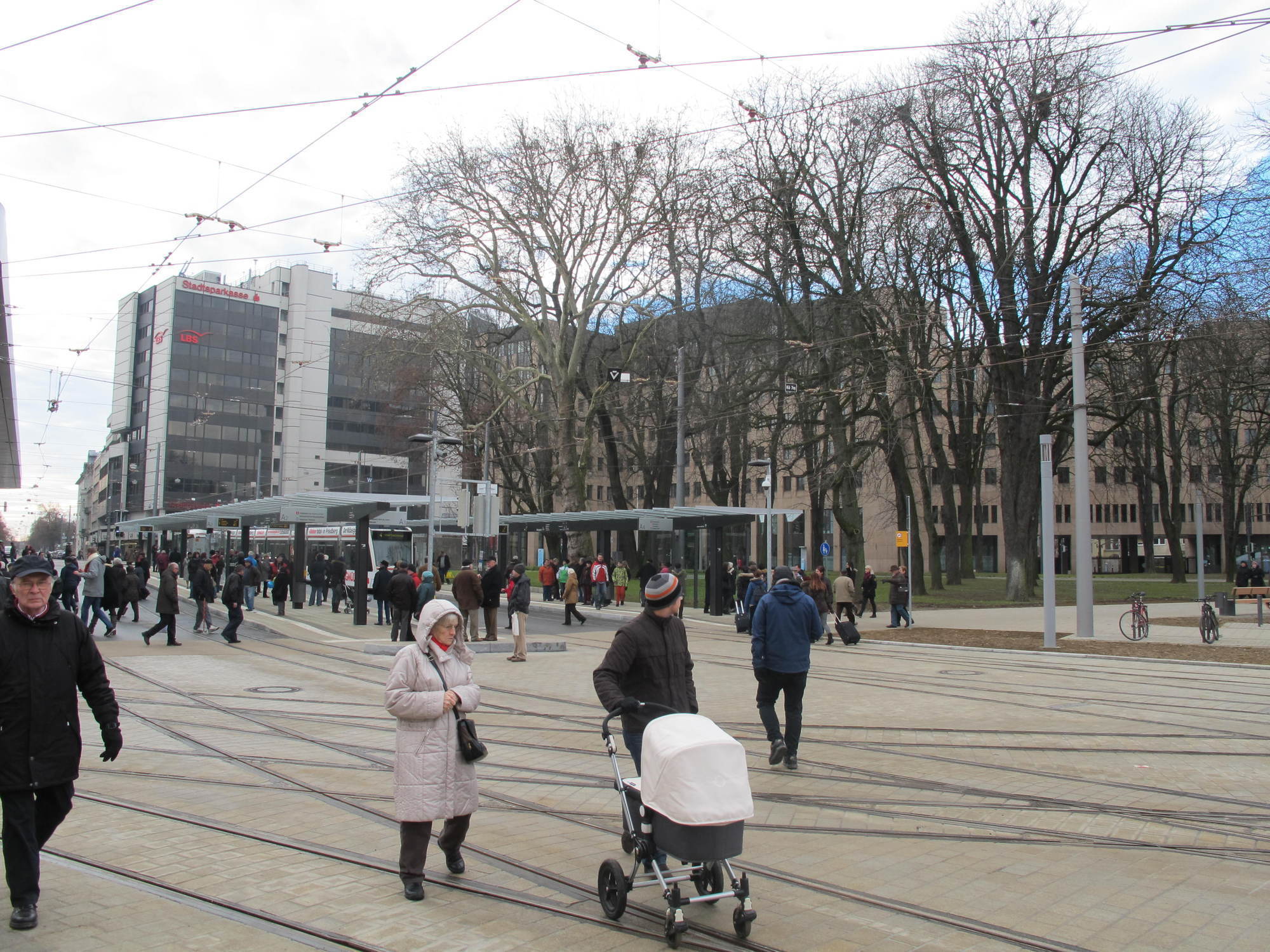 Die gestrige Kö-Eröffnung lockte zehntausende Besucher an das neu gestaltete Gleisdreieck in der Augsburger City, Foto: B4B SCHW