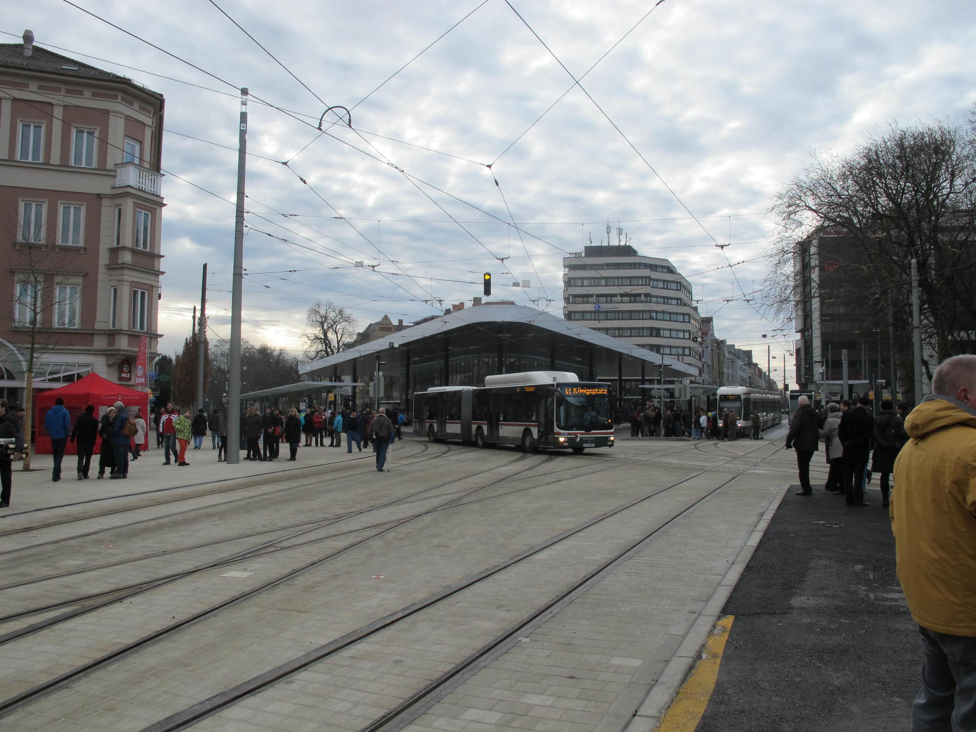 Die gestrige Kö-Eröffnung lockte zehntausende Besucher an das neu gestaltete Gleisdreieck in der Augsburger City, Foto: B4B SCHW