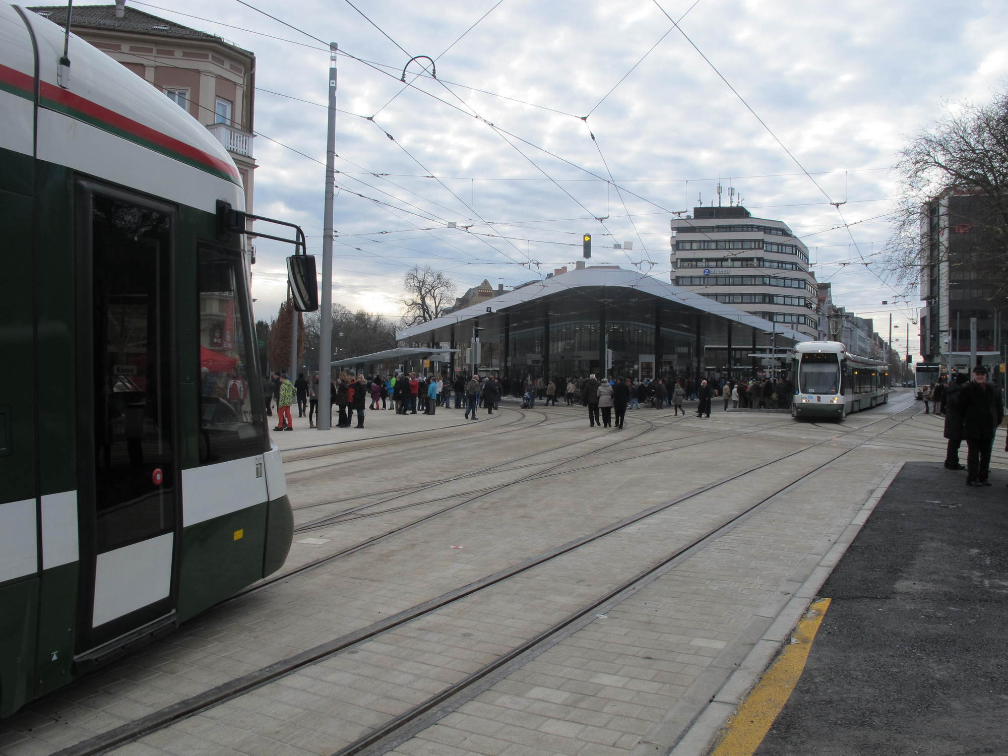 Die gestrige Kö-Eröffnung lockte zehntausende Besucher an das neu gestaltete Gleisdreieck in der Augsburger City, Foto: B4B SCHW